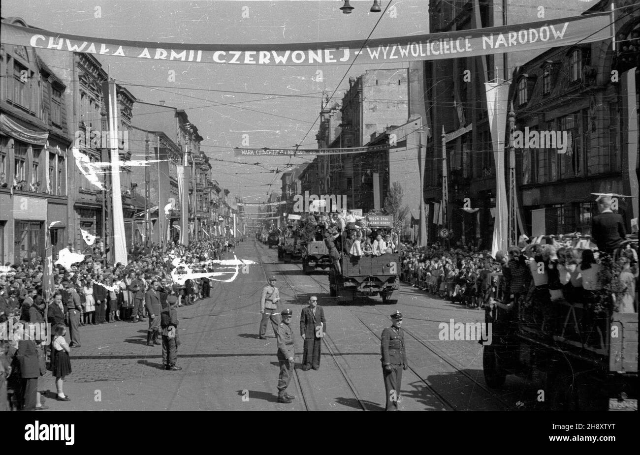 ódŸ £, 1946-05-01.Pochód pierwszomajowy na ul.Piotrkowskiej.Nad tras¹ manifeste rozpiêto transparent z napisem: Chwa³a Armii Czerwonej, wyzwollicielce narodów.ZE wzglêdu na oglomne zniszczenia Warszawy, W latach 1945-1948 ódŸ pe³ni³a funkcjê zastêpczej stolicy pañstwa. ps/pp PAP/Bogus³aw LambachLodz, le 1er mai 1946.La parade du jour de mai le long de la rue Piotrkowska.La bannière s'étendait entre les bâtiments au-dessus de la rue dit: Loué être l'Armée rouge, le Libérateur des Nations.En raison de pertes énormes subies par Varsovie Lodz était le capital temporaire de la Pologne entre 1945 et 1948. ps/pp PAP/Bogu Banque D'Images