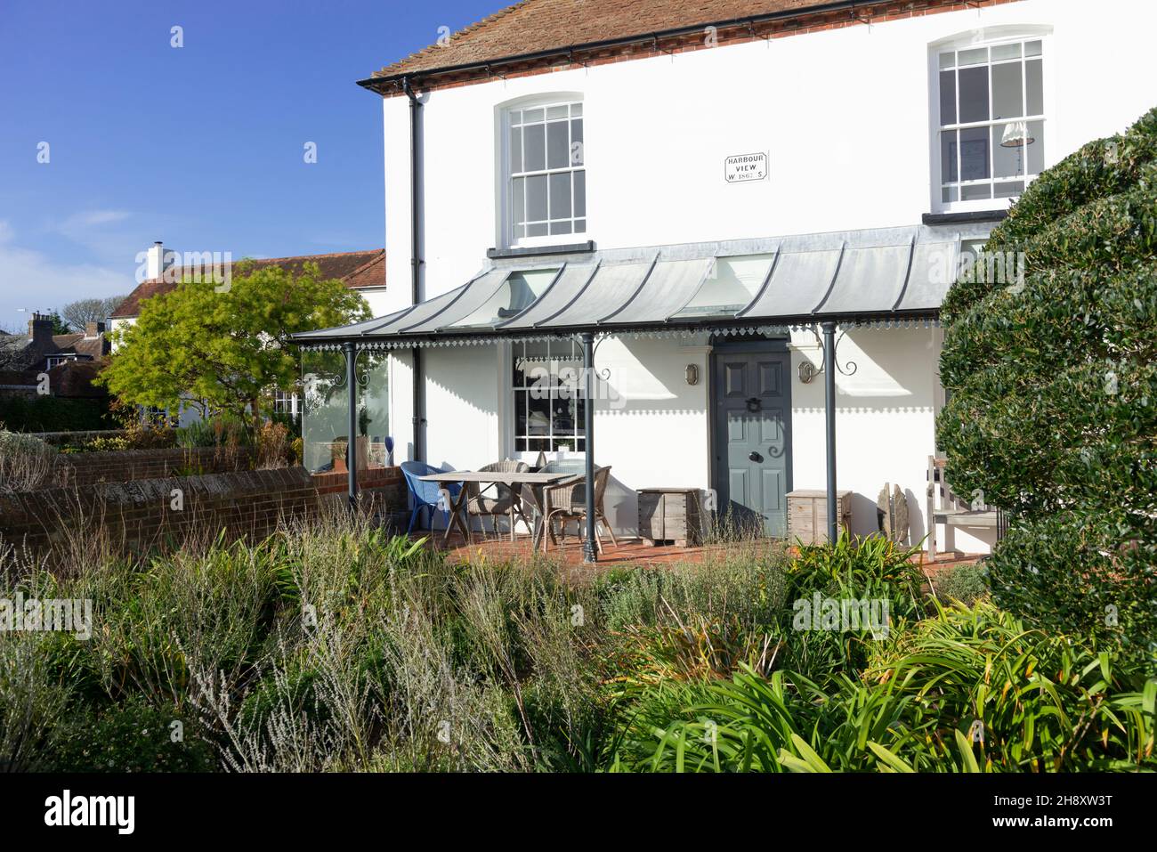 Belle vieille maison, donnant sur la mer, dans le pittoresque village de bord de mer de Bosham dans le port de Chichester, près de Chichester, West Sussex, Angleterre, Royaume-Uni Banque D'Images