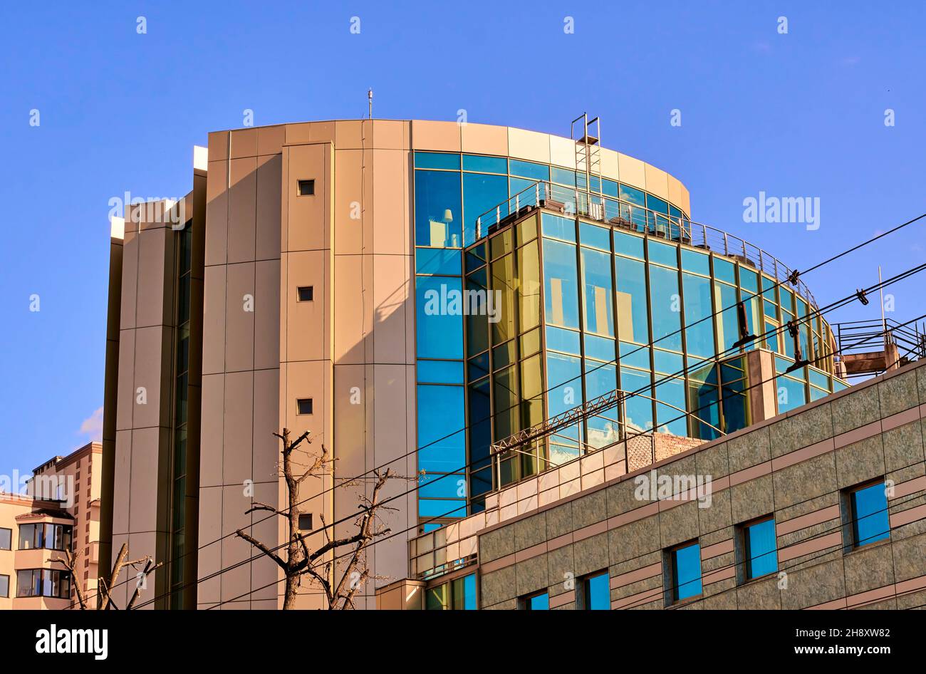 Lutsk, Ukraine - Mai 22,2020: Maison d'affaires avec façade métallique Bardage et fenêtre panneau.Bâtiment de vente au détail avec panneau extérieur de cassette en acier au SKY Banque D'Images