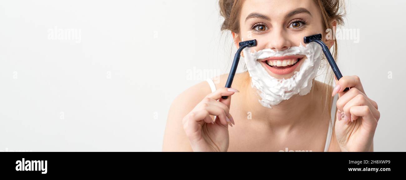 Belle jeune femme caucasienne se raser le visage par rasoir sur fond  blanc.Une femme souriante avec de la mousse à raser et un rasoir sur son  visage Photo Stock - Alamy