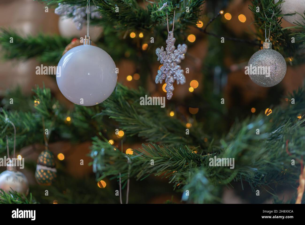 Gros plan de l'arbre de Noël avec des boules, des étoiles et des lumières de Noël décoration Banque D'Images