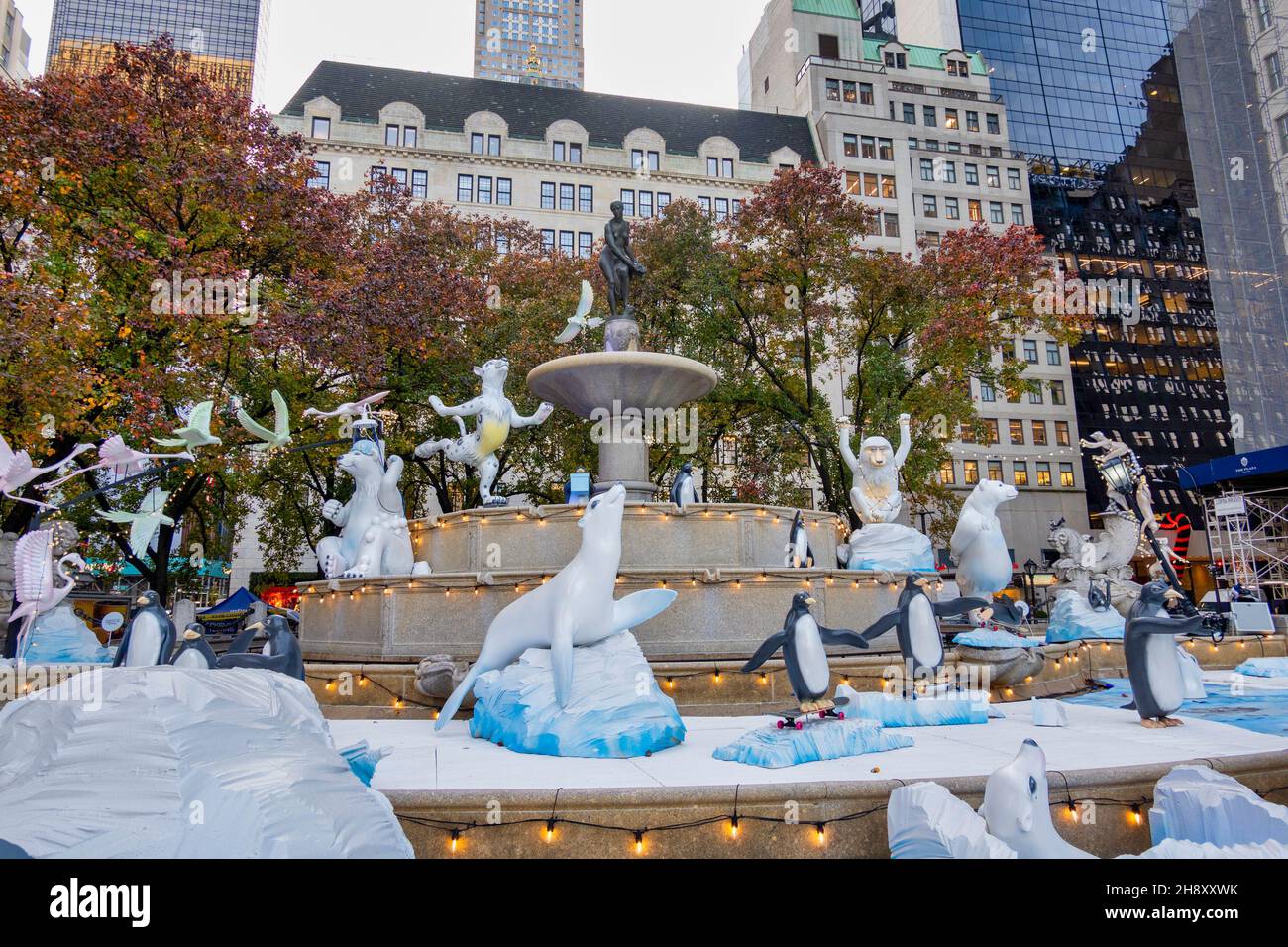 Fontaine Pulitzer avec décorations de Noël, 2021, Grand Army Plaza, NYC, Etats-Unis Banque D'Images