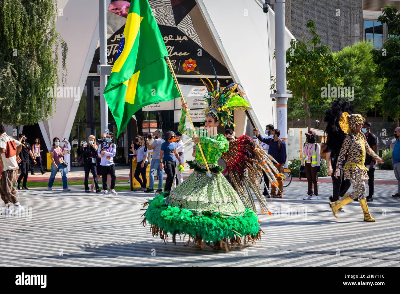 Dubaï, Émirats arabes Unis, 15.11.21.Le salon du Brésil à l'Expo 2020 Dubai, parade nationale brésilienne de jour en style carnaval, femme dansant en costume traditionnel Banque D'Images