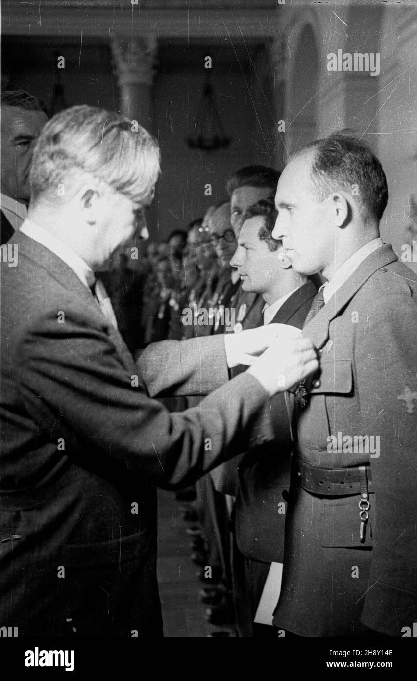 Varsovie, 1946-05-19.Premier Edward Osóbka-Morawski dekoruje medalami Zwyciêstwa i Wolnoœci instuktorów harcerskich. msa PAP/Stanis³aw D¹browieckiVarsovie, le 19 mai 1946.Le Premier ministre Edward Osobka-Morawski décorant des instructeurs de scouts avec des médailles de la victoire et de la liberté. msa PAP/Stanislaw Dabrowiecki Banque D'Images