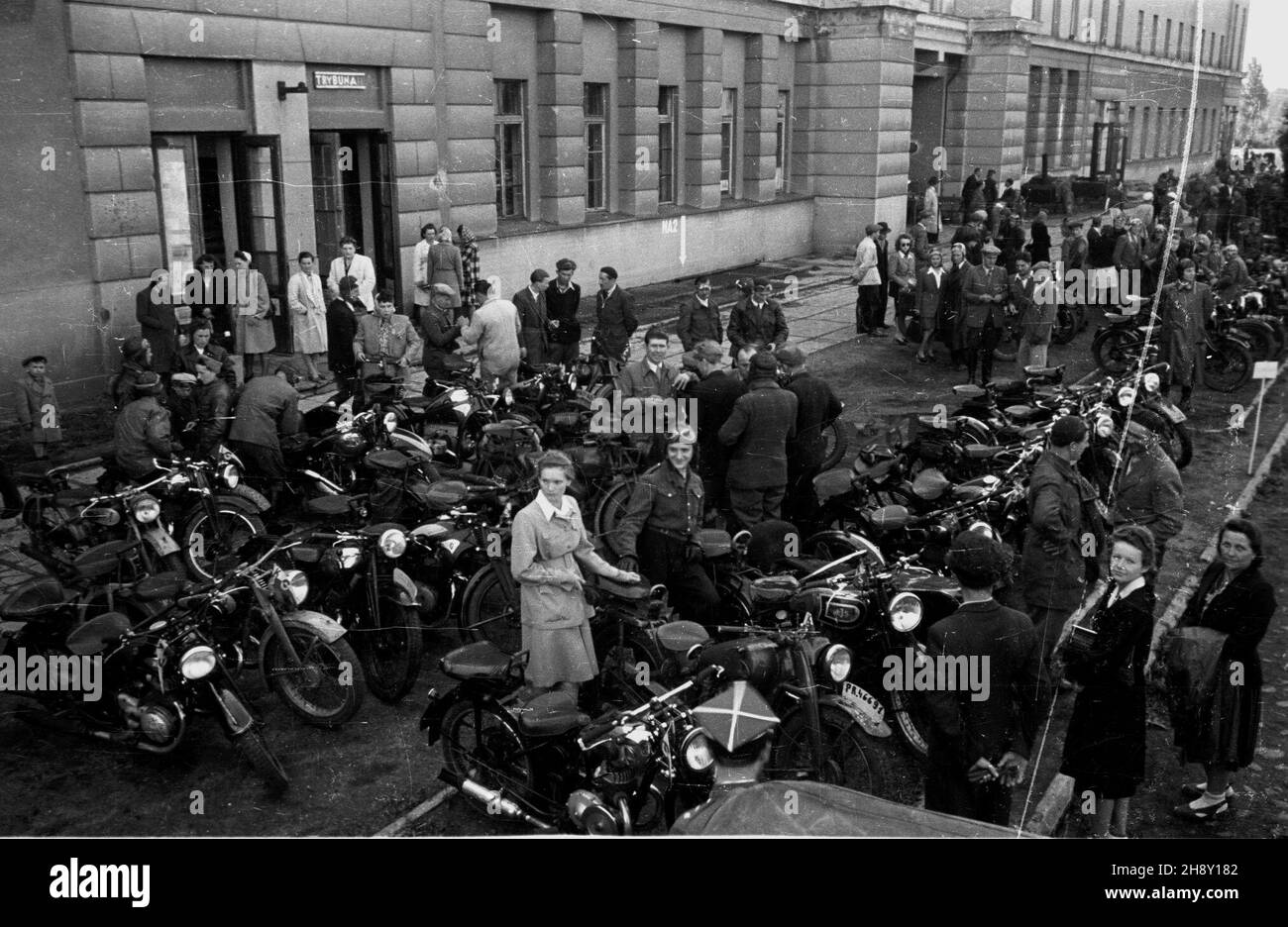 Varsovie, 1946-05-19.Otwarcie sezonu motocyklowego Wojskowego Klubu Sportowego Legia.NZ. Zbiórka motocyklistów. mw PAP/W³adys³aw ForbertVarsovie, le 19 mai 1946.L'inauguration de la saison automobile du Legia Military Sport Club.Photo : une réunion de motocyclistes. mw PAP/Wladyslaw Forbert Banque D'Images