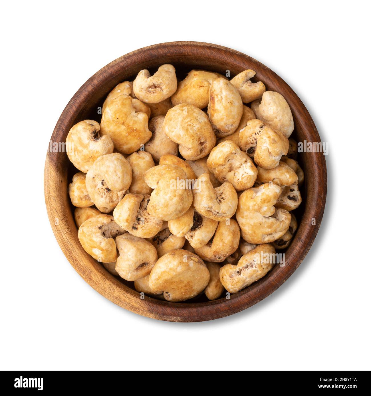 Canjica, maïs soufflé à la fois hominy ou blanc, pop-corn sucré dans un bol isolé sur fond blanc. Banque D'Images