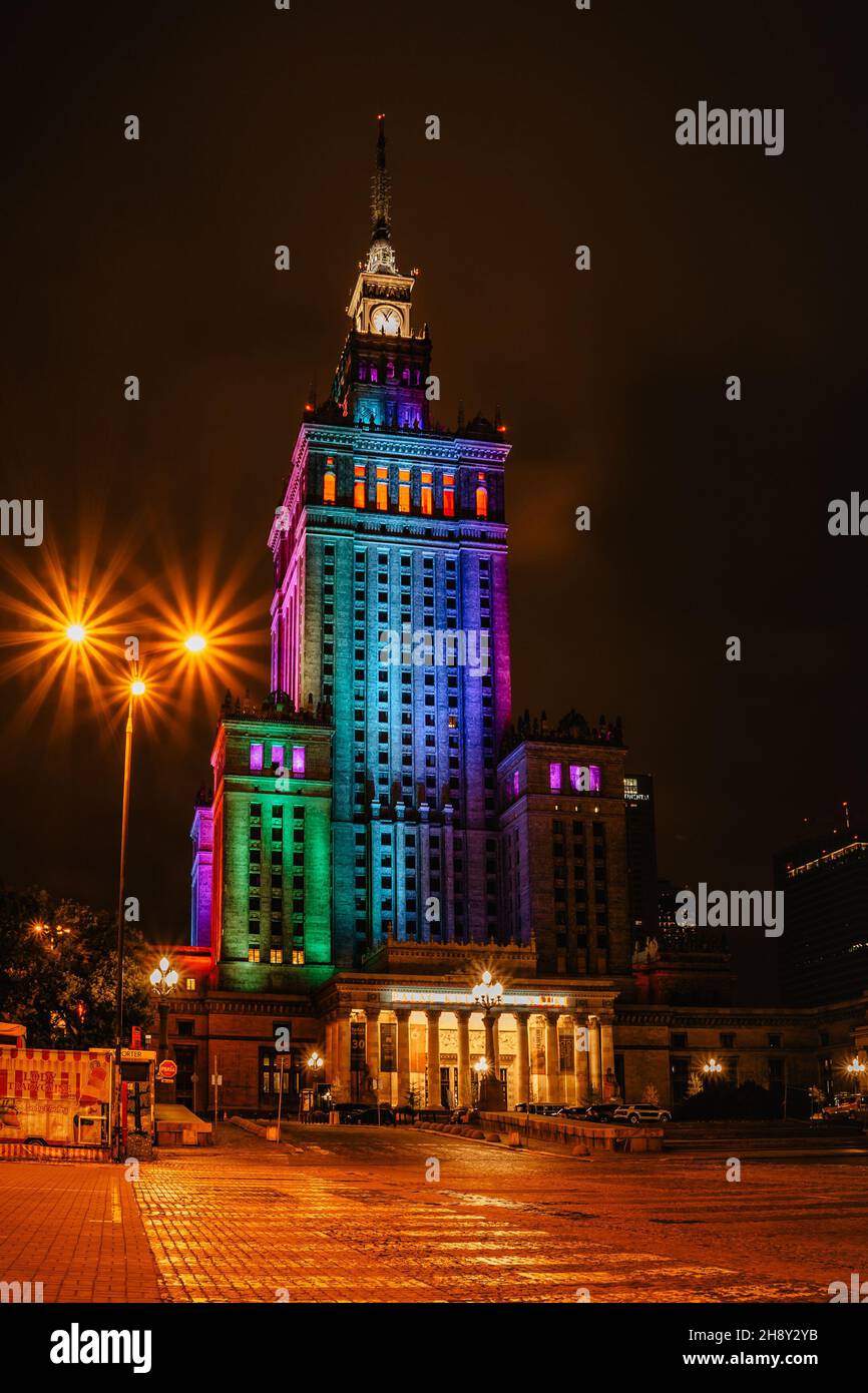 Varsovie,Pologne-septembre 19,2021.vue de nuit sur le Palais coloré illuminé de la culture et de la science.immeuble de haute élévation Art déco avec tour d'horloge. Banque D'Images