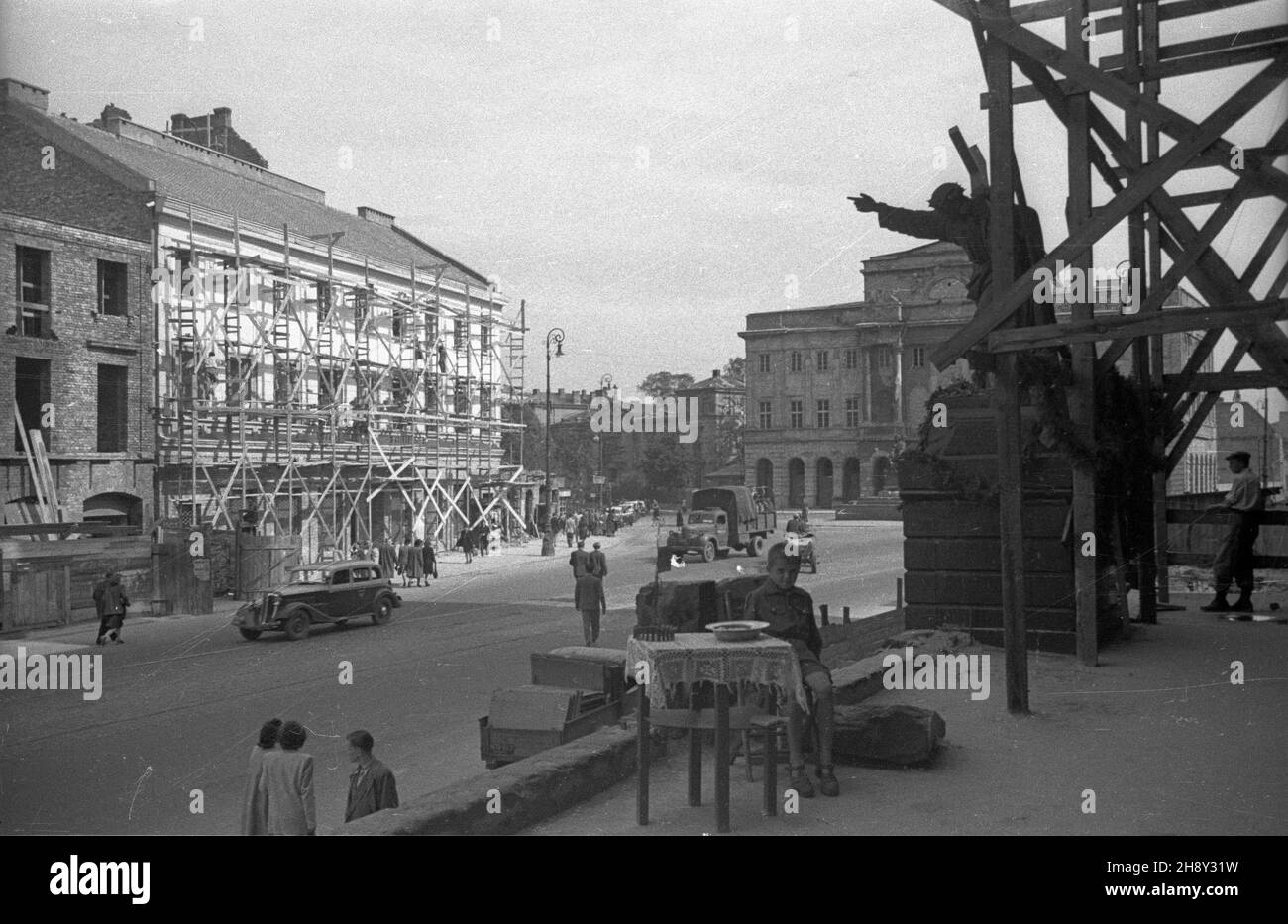 Varsovie, 1946-06.Ulica Krakowskie Przedmieœcie.Z prawej figura Chrytusa z 1889 roku d³uta Piusa Weloñskiego, która stoi przed koœcio³em œw.Krzy¿a.W g³êbi pa³ac Staszica. mb PAP/Jerzy BaranowskiDok³adny dzieñ wydarzenia nieustalony.Varsovie, juin 1946.Rue Krakowskie Przedmiescie.À droite, une figure du Christ sculptée par Pie Welonski, située en face de l'église Saint-Croix, en arrière-plan le palais Staszica. mb PAP/Jerzy Baranowski Banque D'Images