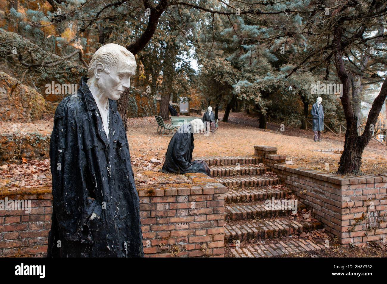 Volterra, Pise, 2021, novembre 11: “Luoghi Comuni Reloaded”, une installation d'art urbain par Armando Punzo et Alessandro Marzetti.Concept de maladie mentale Banque D'Images