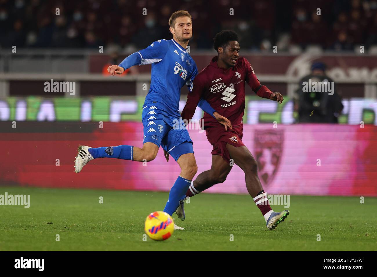 Turin, Italie, le 2 décembre 2021.Simone Romagnoli d'Empoli FC défenses avec Ola Aina de Torino FC pendant la série A match au Stadio Grande Torino, Turin.Le crédit photo devrait se lire: Jonathan Moscrop / Sportimage Banque D'Images