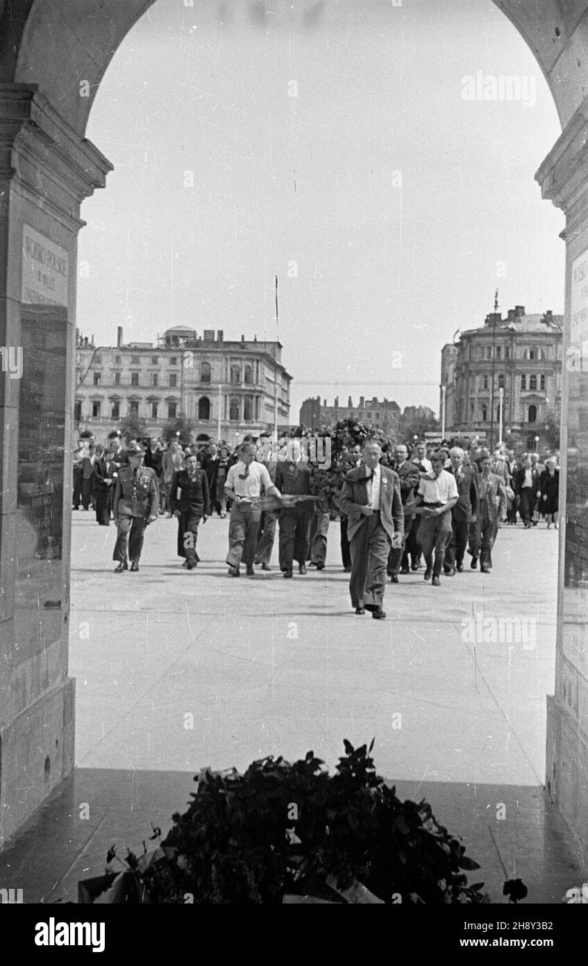 Varsovie, 1946-06-02.Uczestnicy delegacji radzieckiej na Kongres Towarzystwa PrzyjaŸni Polsko-Radzieckiej sk³adaj¹ wieniec przy Grobie Nieznanego ¯o³nierza. ps/gr PAP/Kazimierz MadejskiVarsovie, le 2 juin 1946.Membres d'une délégation soviétique au Congrès de la Société d'amitié polonaise-soviétique portant une couronne à la tombe du Soldat inconnu. ps/gr PAP/Kazimierz Madejski Banque D'Images