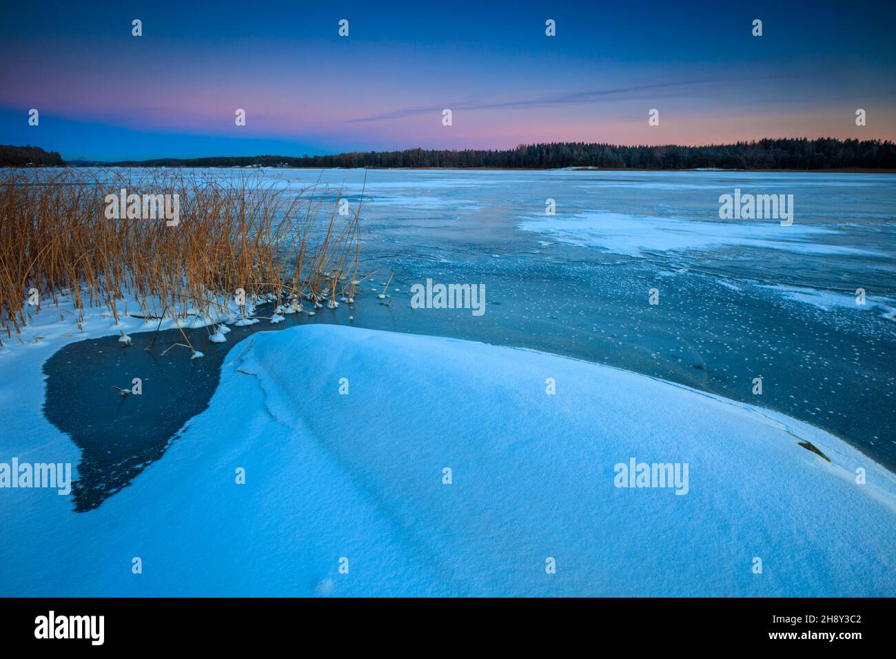 Première neige et glace au crépuscule du soir, à Vanemfjorden dans le lac Vansjø, Østfold, Norvège, Scandinavie. Banque D'Images