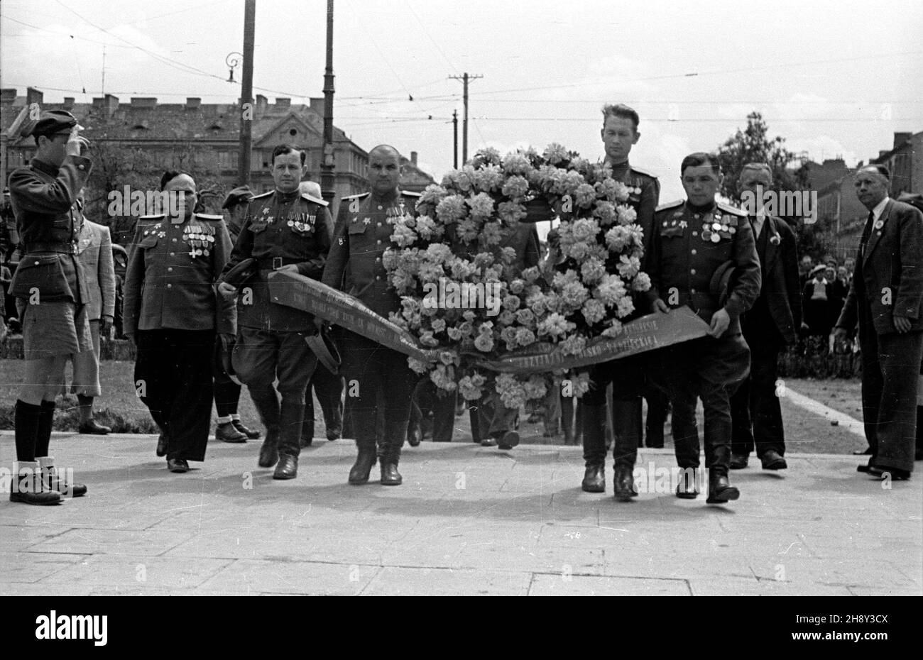 Varsovie, 1946-06-02.Uczestnicy delegacji radzieckiej na Kongres Towarzystwa PrzyjaŸni Polsko-Radzieckiej sk³adaj¹ wieniec przy pomniku Braterstwa Broni na Pradze. ps/gr PAP/Kazimierz MadejskiVarsovie, le 2 juin 1946.Membres d'une délégation soviétique au Congrès de la Société d'amitié polonaise-soviétique portant une couronne au Monument de la Fraternité des armes dans le district de Praga. ps/gr PAP/Kazimierz Madejski Banque D'Images