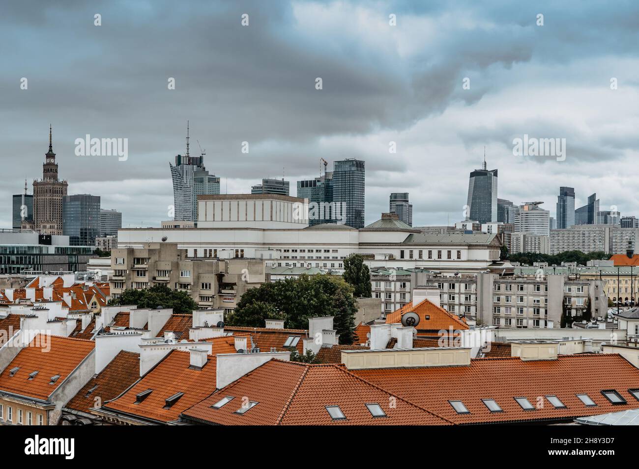 Vue panoramique du centre-ville de Varsovie avec des maisons anciennes et des gratte-ciels modernes.horizon de Varsovie, lieu touristique en Pologne.toits de ville.ville de scène urbaine Banque D'Images