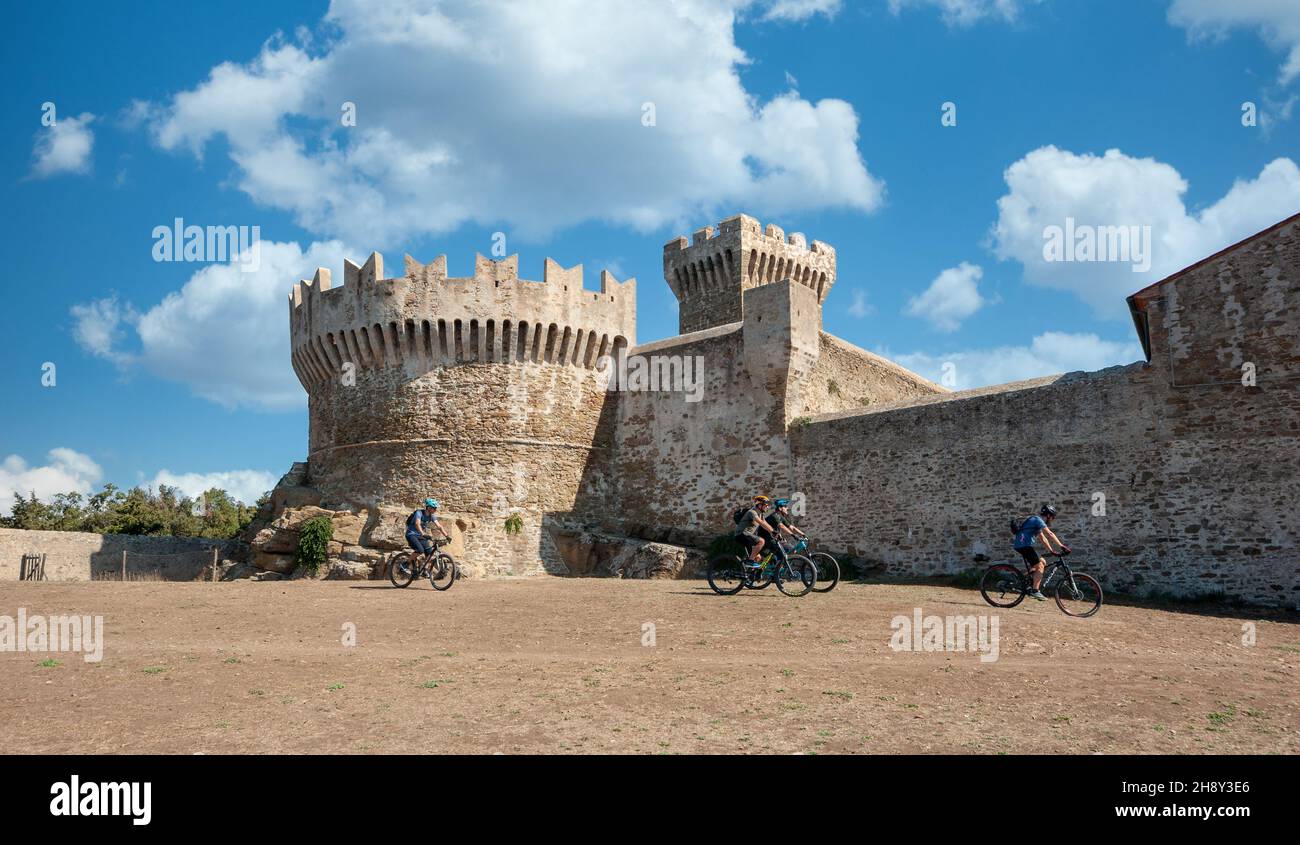 Populonia, Livourne, Italie - 2021, septembre 18: Motards de montagne près de l'ancienne forteresse, en été. Banque D'Images