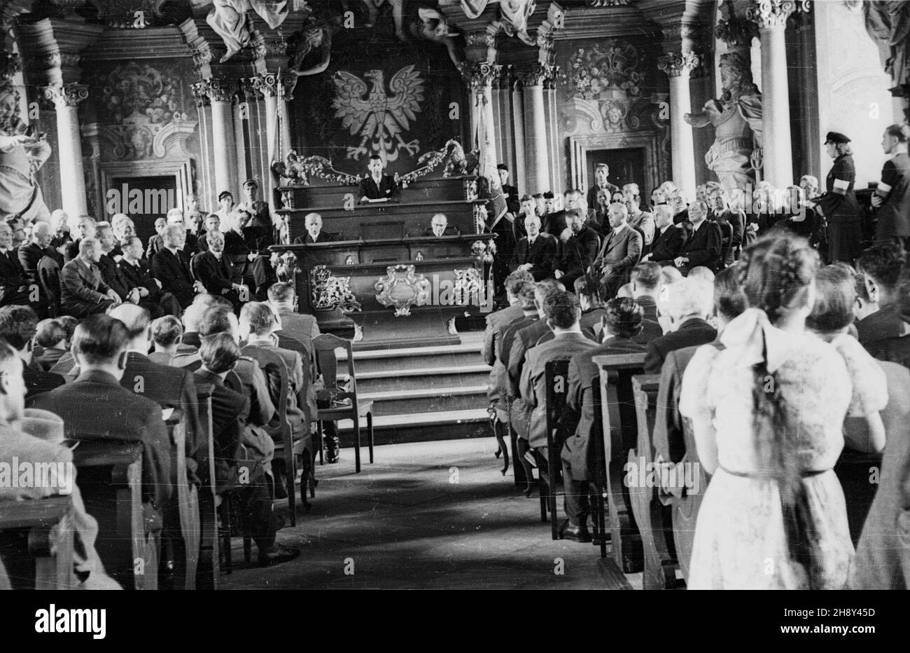 Wroc³aw, 1946-06-09.W dniach 8-11 czerwca na terenie Dolnego Œl¹ska obchodzono DNI Kultury Polskiej.G³ówne uroczystoœci odby³y siê nous Wroc³awiu.NZ. Uroczyste otwarcie Uniwersyteu Wroc³awskiego i Politchniki W Auli Leopoldina.W lo¿y rektorskiej: Przemawia rektor prof.Stanis³aw Kulczyñski, poni¿ej siedz¹ prorektorzy, prof.Edward Sucharda (L) i prof.Stanis³aw Loria (P); na podium po obu stronach profesowie Uniwersyteu i Politechniki. uu PAP/SzerfWroclaw, 9 juin 1946.Les Journées polonaises de la culture ont été célébrées en Basse Silésie du 8 au 11 juin.Les cérémonies principales ont eu lieu à Wroclaw.Pi Banque D'Images