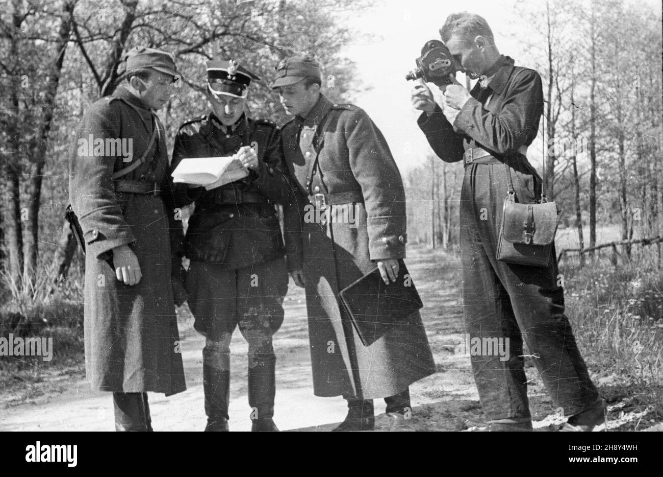 Kêtrzyn, 1946-06-10.W pobli¿u wsi Gier³o¿ (d.Gerlitz), na terenie ufortyfikowanym zwanym Wilczym Szañcem (niem.Wolfsschanze), W latach 1941-1944 mieœci³a siê tajna kwatera g³ówna Adolfa Hitlera i Naczelnego Dowództwa Si³ Zbrojnych III Rzeszy.NZ. polski patrouille wojskowy na drodze prowadz¹cej do Wilczego Szañca oraz opérateur Polskiej Kroniki Filmowej Bogus³aw Lambach (P). pw PAP/Jerzy BaranowskiKetrzyn, le 10 juin 1946.Le quartier général de Wolfsschanze d'Adolf Hitler et le commandement suprême des forces armées du 3e Reich, situé près de la localité de Gierlz (le fomer Gerlitz) en 1941-194 Banque D'Images