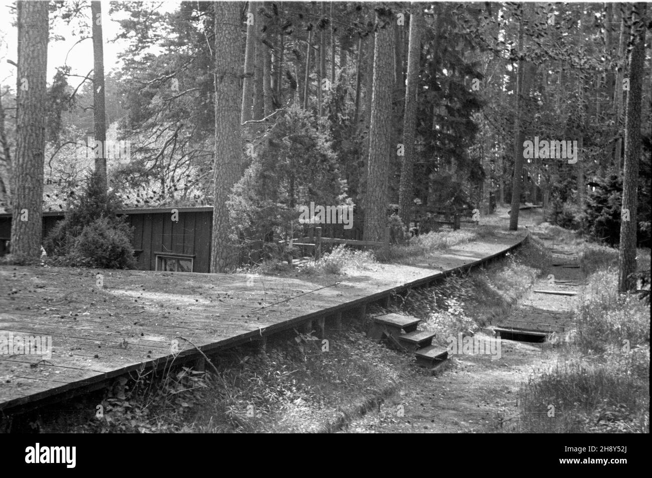 Kêtrzyn, 1946-06-10.W pobli¿u wsi Gier³o¿ (d.Gerlitz) (W latach 1941-1944) mieœci³a siê g³ówna kwatera Adolfa Hitlera i Naczelnego Dowództwa Si³ Zbrojnych III Rzeszy, zwana Wilczym Szañcem (niem.Wolfsschanze).Zajmowa³a OK.5 km2, a na jej terenie znajdowa³o siê wiele zamaskowanych bunkrów oraz zabudowañ podarczych.pozosta³osci stacji kolejowej na terenie Wilczego Szañca. pw PAP/Jerzy BaranowskiKetrzyn, le 10 juin 1946.Le quartier général du commandement suprême des forces armées d'Adolf Hitler et du troisième Reich était situé près du village de Gierlz (ancien Gerlitz) (entre 1941 et 1944). Banque D'Images