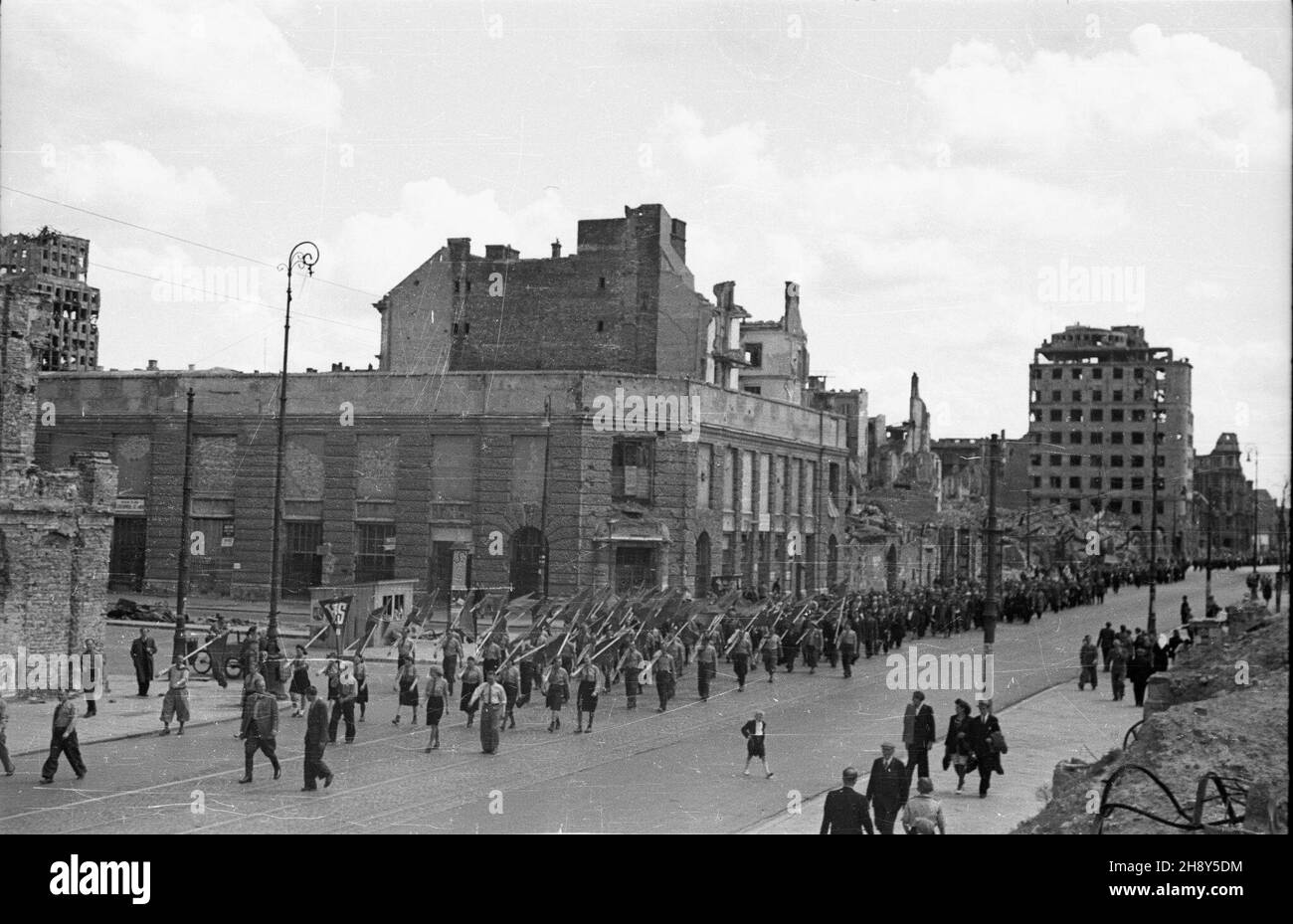 Varsovie, 1946-06-17.W sali teatru Roma przy ul.Nowogrodzkiej 49 rozpocz¹³ siê pierwszy zjazd cz³onków Polskiej Partii Socjalistycznej (PPS), uczestników walki zbrojnej z Niemcami.NZ. Przemarsz uczestników zjazdu ulic¹ Królewsk¹ W stronê Grobu Nieznanego ¯o³nierza. mw PAP/Jerzy BaranowskiVarsovie, le 17 juin 1946.Le 1er congrès des membres du Parti socialiste polonais (PPS), participants à la lutte armée avec les Allemands, a débuté au Théâtre Roma, au 49, rue Nowogrodzka.Photo : les participants du congrès défilent sur la rue Krolewska jusqu'au tombeau du soldat inconnu. mw PAP/Jerzy Bar. Banque D'Images