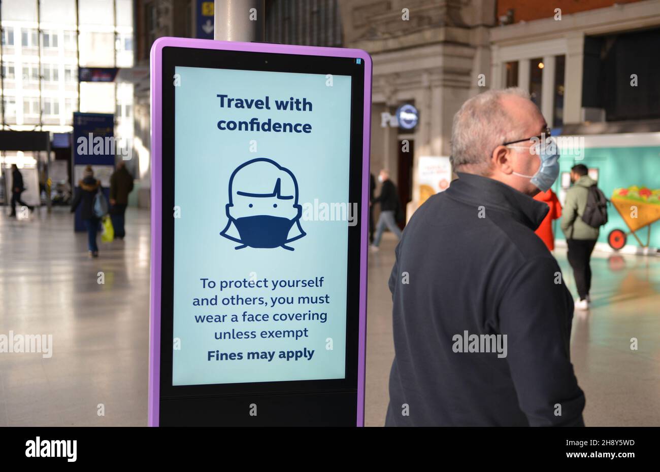 Londres, Royaume-Uni.02e décembre 2021.Un ambueur vu marcher devant une affiche de masques de usure, à la gare de Waterloo à Londres.revêtements de visage en Angleterre est de nouveau obligatoire dans les transports publics, ainsi que dans les gares.(Photo de Thomas Krych/SOPA Images/Sipa USA) crédit: SIPA USA/Alay Live News Banque D'Images