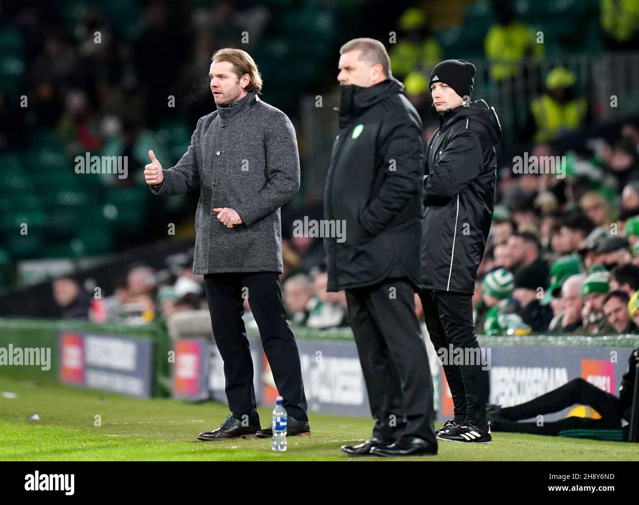 Cœur du Manager Midlothian Robbie Neilson (à gauche) lors du match Cinch Premiership au Celtic Park, Glasgow.Date de la photo: Jeudi 2 décembre 2021. Banque D'Images