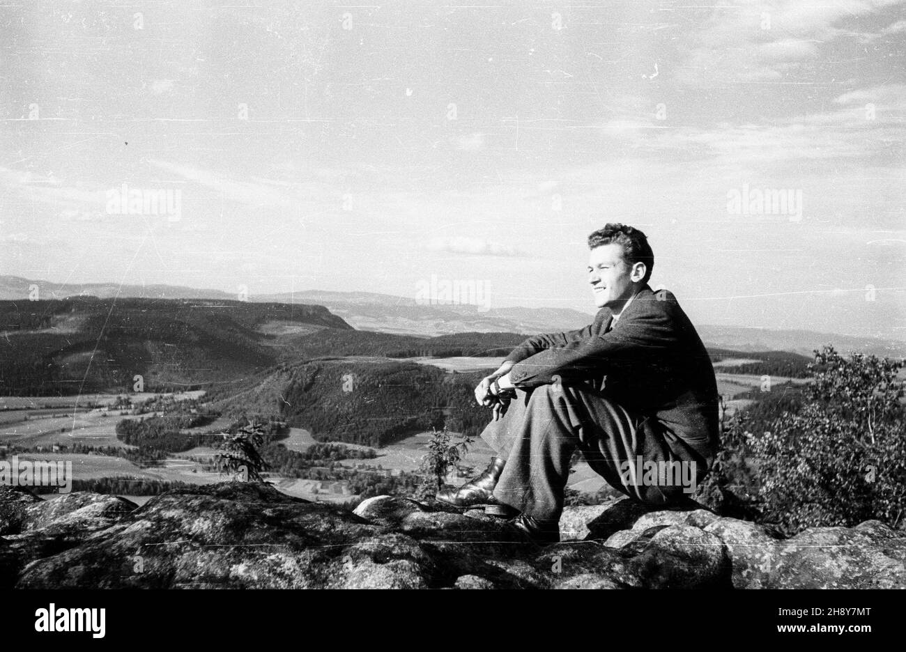 Polska, 1946-07-12.B³êdne Ska³y – zespó³ bloków skalnych tworz¹cy labirynt typu miasto skalne, po³o¿ony W Górach Sto³owych i obejmuj¹cy szczyt Skalniaka (915 m n.p.m.).Obszar maj¹cy powierzchniê ok.21 ha de jest rezerwatem przyrody.Sam rezerwat po³o¿ony jest na wysokoœci 852 m n.pmDawniej B³êdne Ska³y nazywane by³y Wilczymi Do³ami (od przedwojennej nazwy niemieckiej). ps/ms PAP/Stanis³aw UrbanowiczPologne, le 12 juillet 1946.The Roaming Rocks, une formation rocheuse semblable à un labyrinthe, parfois appelée « métropole rocheuse » dans les montagnes de la Table en Pologne avec le sommet de Skalniak (915 M. a. s. l.).Le 2 Banque D'Images