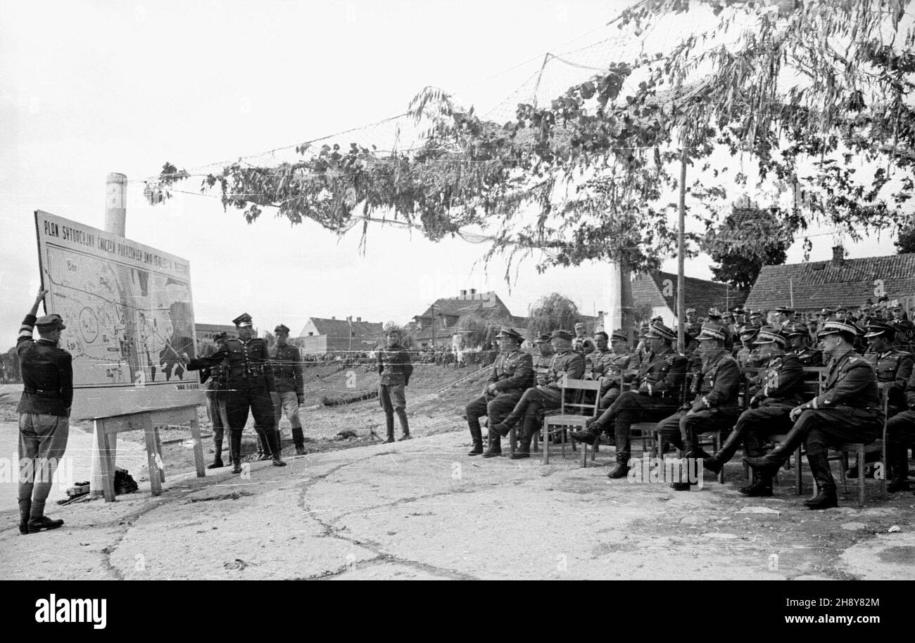 Nieszawa, 1946-07-16.Æwiczenia pokazowe Wojska Polskiego.NZ. Omówienie wojskowych dzia³añ operacyjnych. gr PAP/W³adys³aw ForbertNieszawa, le 16 juillet 1946.L'entraînement au spectacle de l'armée polonaise.Photo : discussion sur l'action militaire. gr PAP/Wladyslaw Forbert Banque D'Images