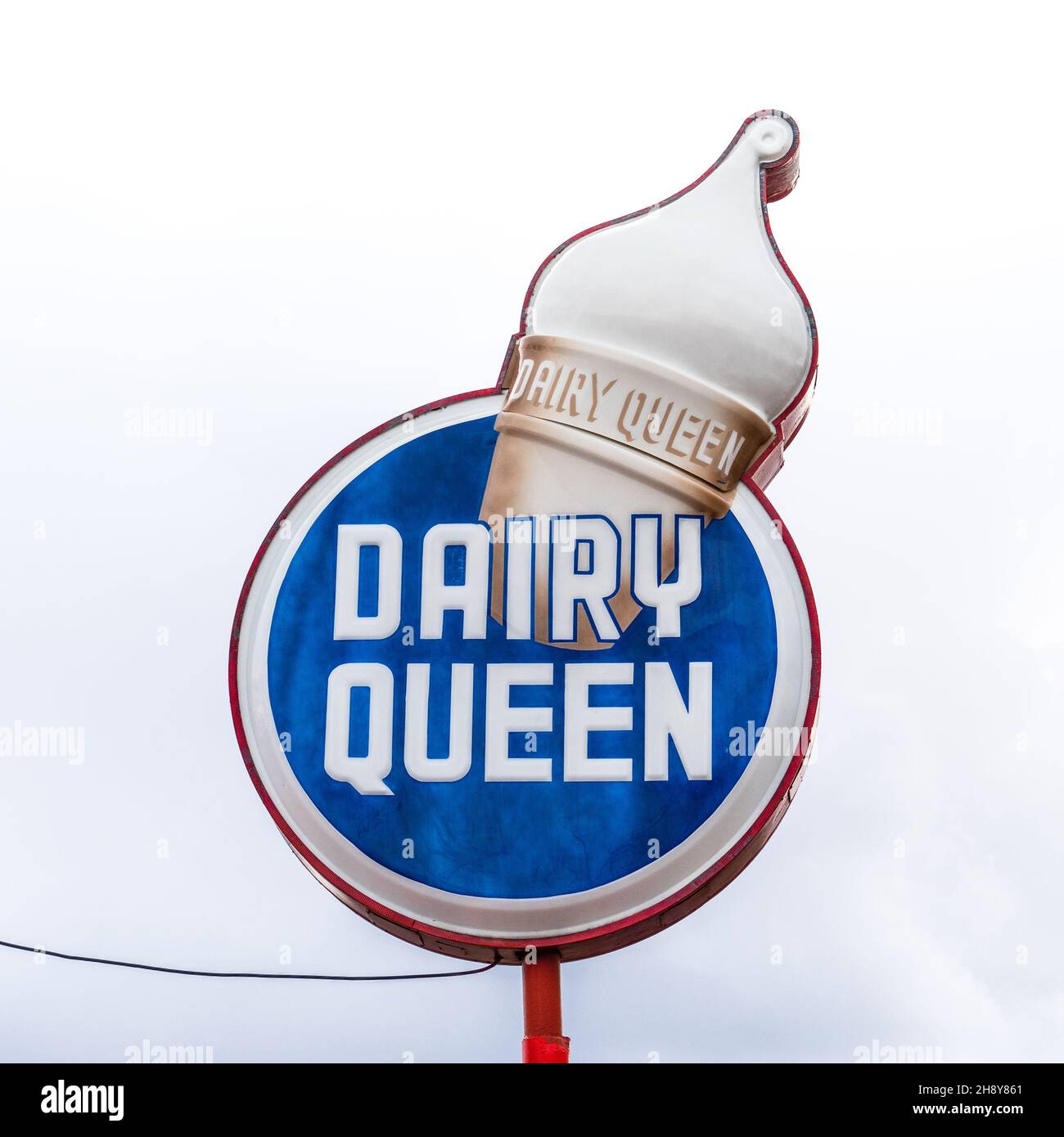 Williams, AZ - 29 septembre 2021 : ce panneau Dairy Queen d'époque à cornet de glace sur la route historique 66 provient de l'emplacement original de 1950s et a été déplacé Banque D'Images
