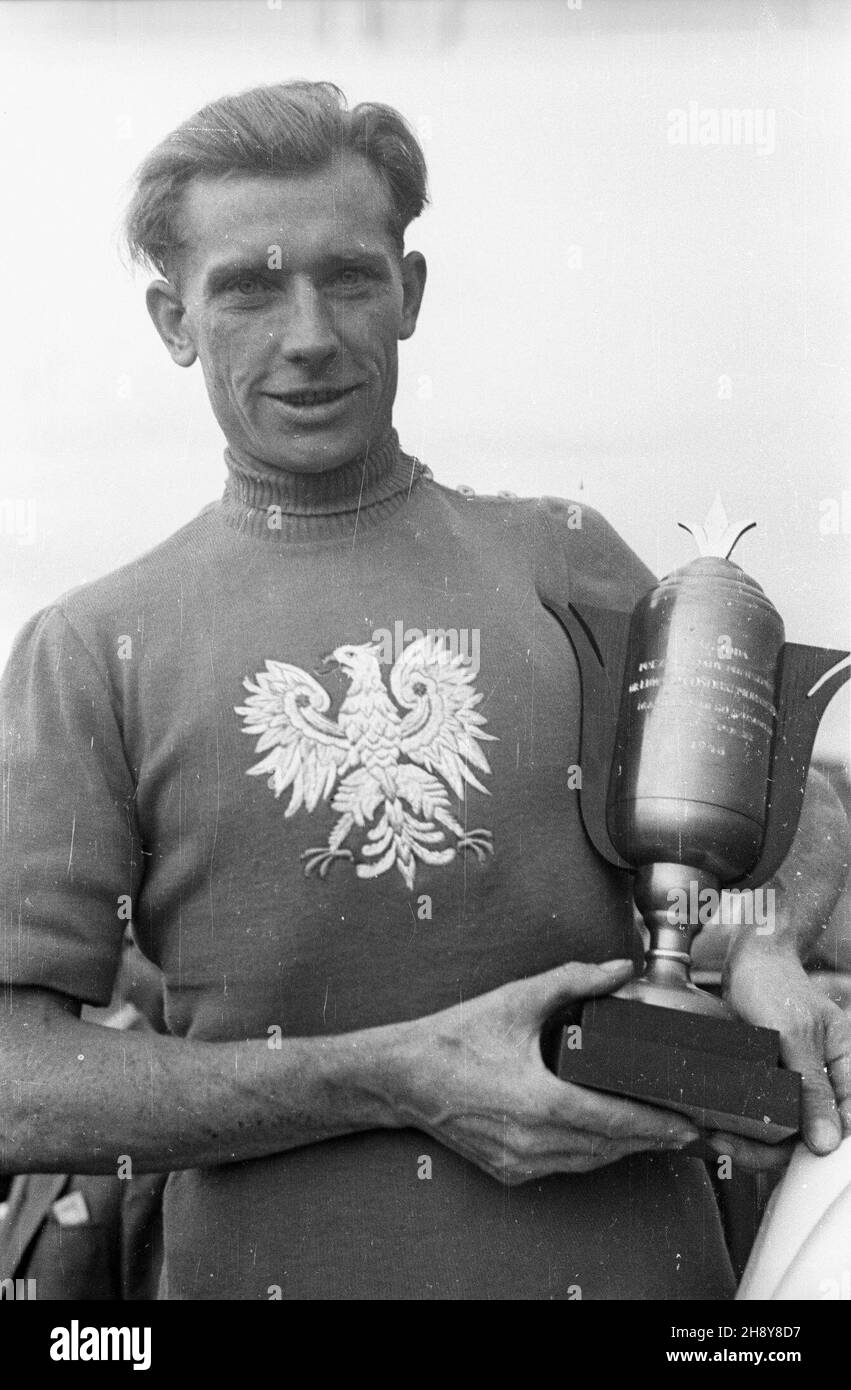Varsovie, 194-07-14.Polski Zwi¹zek Kolarski zorganizowa³ Kolarskie Szosowe Mistrzostwa Polski na trasie Warszawa - Radom - Warszawa.NZ. Kolarski szosowy mistrz Polski z pucharem. gr PAP/Stanis³aw D¹browieckiVarsovie, le 14 juillet 1946.L'Union cycliste polonaise a organisé les Championnats de route cycliste polonais sur la route Varsovie - Radom - Varsovie.Photo : champion de Pologne avec une coupe. gr PAP/Stanislaw Dabrowiecki Banque D'Images
