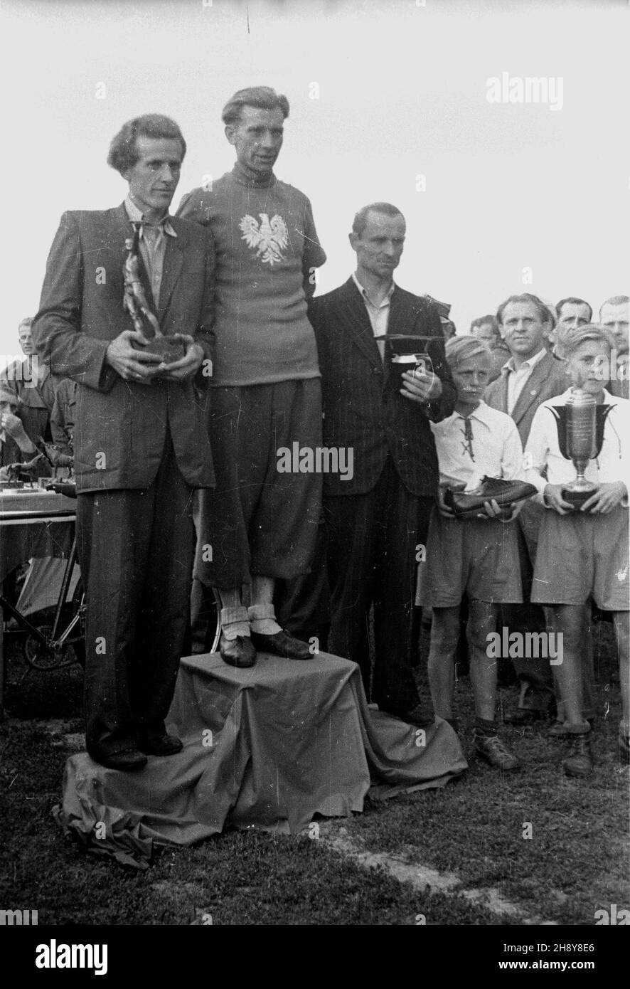 Varsovie, 194-07-14.Polski Zwi¹zek Kolarski zorganizowa³ Kolarskie Szosowe Mistrzostwa Polski na trasie Warszawa - Radom - Warszawa.NZ. Kolarski szosowy mistrz Polski (C) na podium. gr PAP/Stanis³aw D¹browieckiVarsovie, le 14 juillet 1946.L'Union cycliste polonaise a organisé les Championnats de route cycliste polonais sur la route Varsovie - Radom - Varsovie.Photo: Champion de Pologne (au centre) sur le podium. gr PAP/Stanislaw Dabrowiecki Banque D'Images