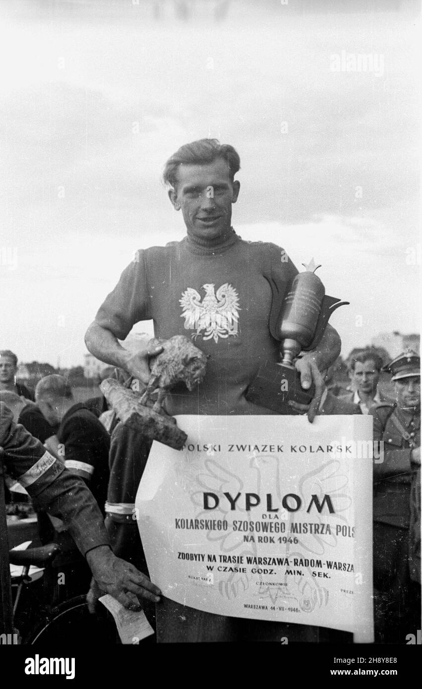Varsovie, 194-07-14.Polski Zwi¹zek Kolarski zorganizowa³ Kolarskie Szosowe Mistrzostwa Polski na trasie Warszawa - Radom - Warszawa.NZ. Kolarski szosowy mistrz Polski z dyplomem i nagrodari. gr PAP/Stanis³aw D¹browieckiVarsovie, le 14 juillet 1946.L'Union cycliste polonaise a organisé les Championnats de route cycliste polonais sur la route Varsovie - Radom - Varsovie.Photo : champion de Pologne avec un diplomate et des prix. gr PAP/Stanislaw Dabrowiecki Banque D'Images