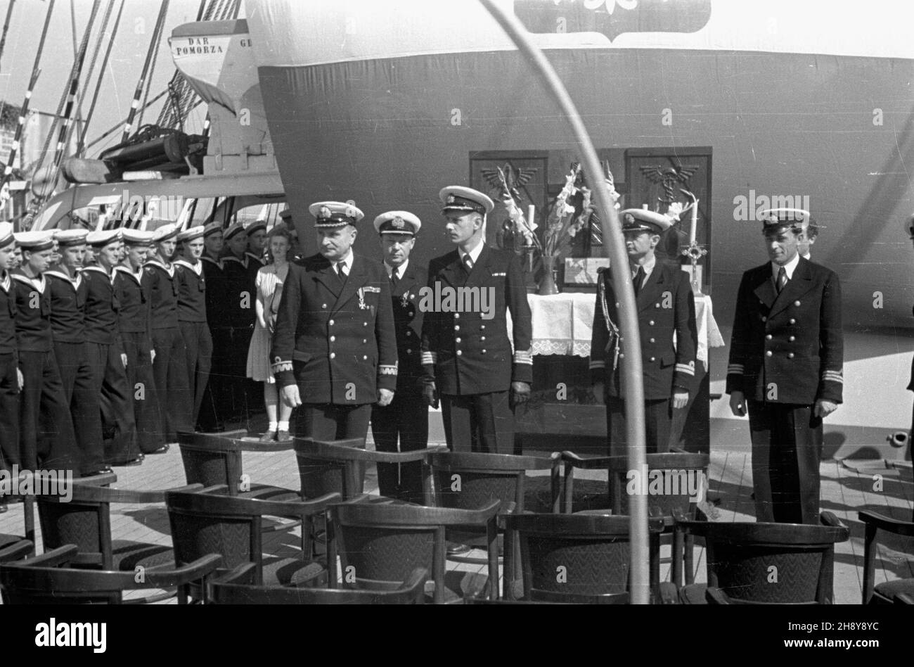 Gdynia, 1946-07-20.Uroczystoœci na statku szkoleniowym polskiej marynarki handlowej Dar Pomorza, przed jego pierwszym powojennym rejsem do Marsylii we Francji.NZ. Przed o³arzem polowym kontradmira³ Adam Mohuczy (z przodu 1L) i komendant fregaty kpt.Stefan Gorazdowski (z przodu 3L). ps/ms PAP/Miko³aj SprudinGdynia, 20 juillet 1946.Cérémonies à bord du navire d'entraînement de la Marine marchande polonaise Dar Pomorza, avant son premier voyage d'après-guerre à Marseille, France.Photo : contre-amiral Adam Mohuczy (en première ligne, 1er à partir de la gauche) devant le maître-autel et frégate, le capitaine Stefan Goraz Banque D'Images