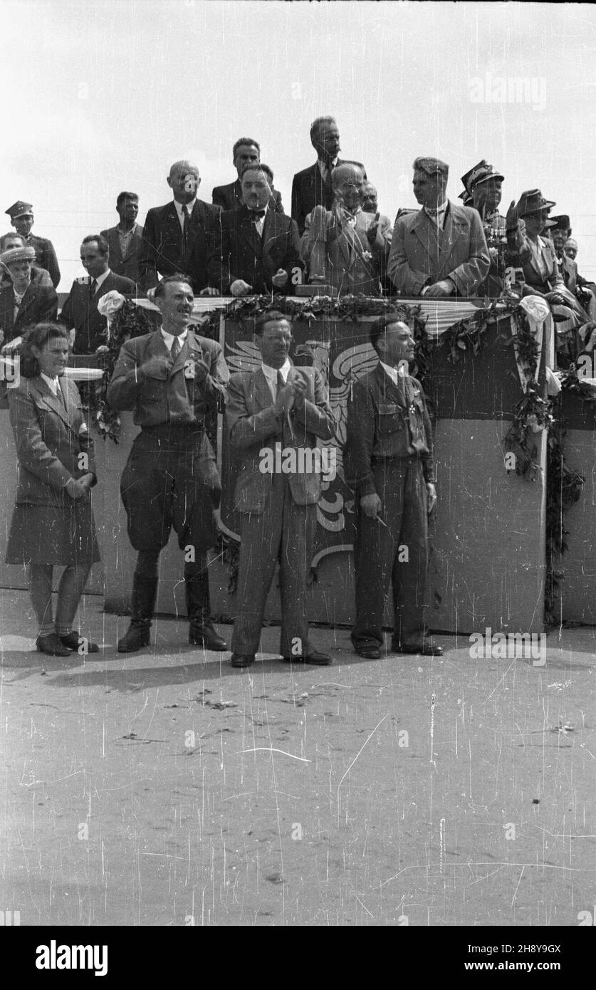 Varsovie, 1946-07-22.Podczas obchodów doriej rocznicy odrodzenia Polski Ludowej, œwiêta 22 lipca, ulicami miasta przesz³a parada.Dokonano tak¿e uroczystego otwarcia mostu Poniatowskiego, odbudowanego po zniszczeniach wojennych.NZ. Trybuna honorowa. ms PAP/Stanis³aw D¹browieckiVarsovie, le 22 juillet 1946.Le pont de Poniatowski, reconstruit après la Seconde Guerre mondiale, a été inauguré lors des cérémonies marquant le 2e anniversaire de l'établissement de la République populaire polonaise, le 22 juillet.Une manifestation a été organisée dans les rues de la ville.Photo : la boîte. mme PAP/Stanislaw Dabrowiecki Banque D'Images