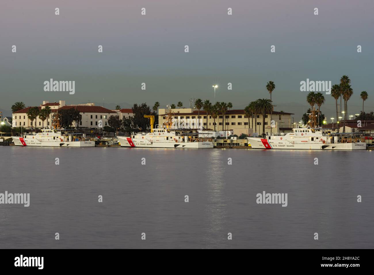 Base de la Garde côtière et navires montrés au crépuscule dans le port de Los Angeles, en Californie. Banque D'Images