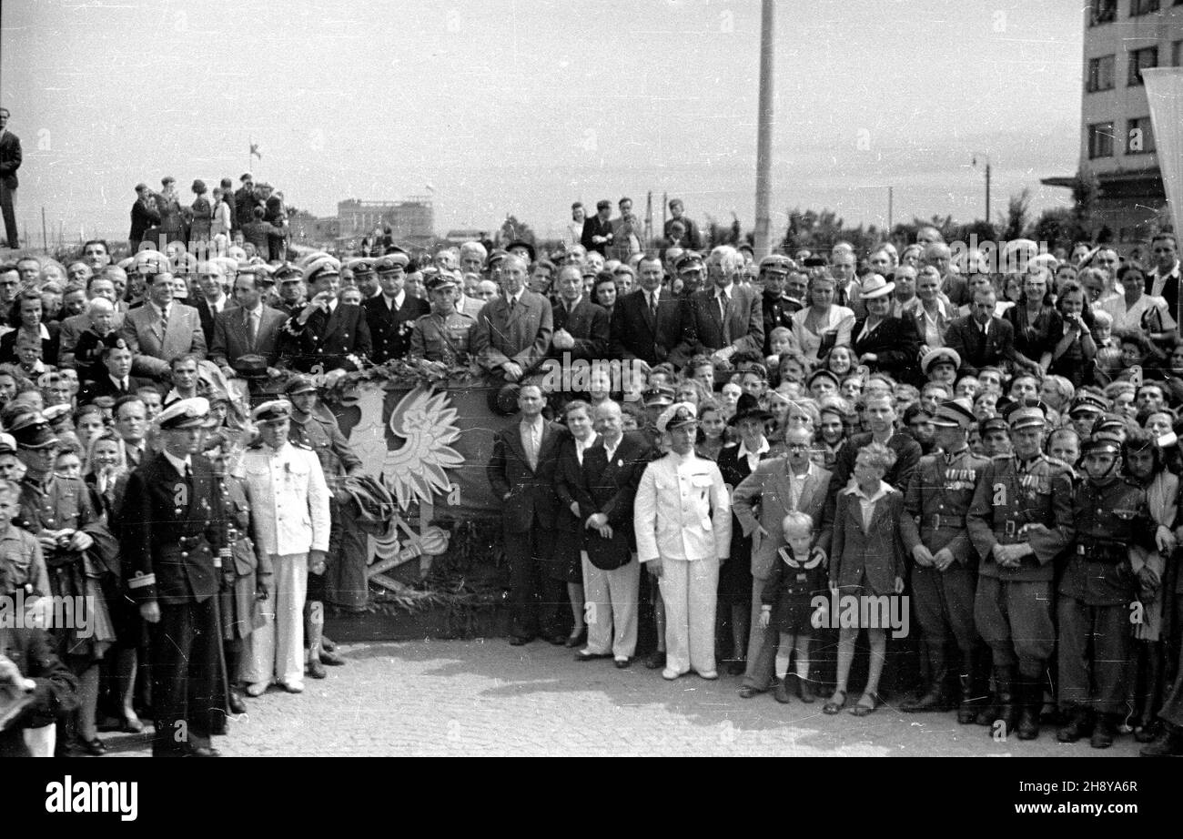 Gdynia, 1946.07.28.Defilada z okazji Œwiêta Morza.Na trybunie W pierwszym rzêdzie stoj¹ (od lewej): wojewoda gdañski Stanis³aw Zra³ek, ministre ¿eglugi i handlu zagranicznego Stefan Jêdrychowski, marsza³ek Micha³ Rola-¯ymierski, konradmira³ Adam Mohuczy, nieznana osoba, pe³nomocnik rz¹du do Kudbrisz,¿pGdynia, 28 juillet 1946.Le défilé de la Marine polonaise en relation avec les jours de la mer.Holdig le drapeau avec l'aigle stand de gauche): Gdansk Voivod Stanislaw Zralek, ministre de la navigation et du Commerce extérieur Stefan Jedrychowski, Maréchal Michal Rola Banque D'Images