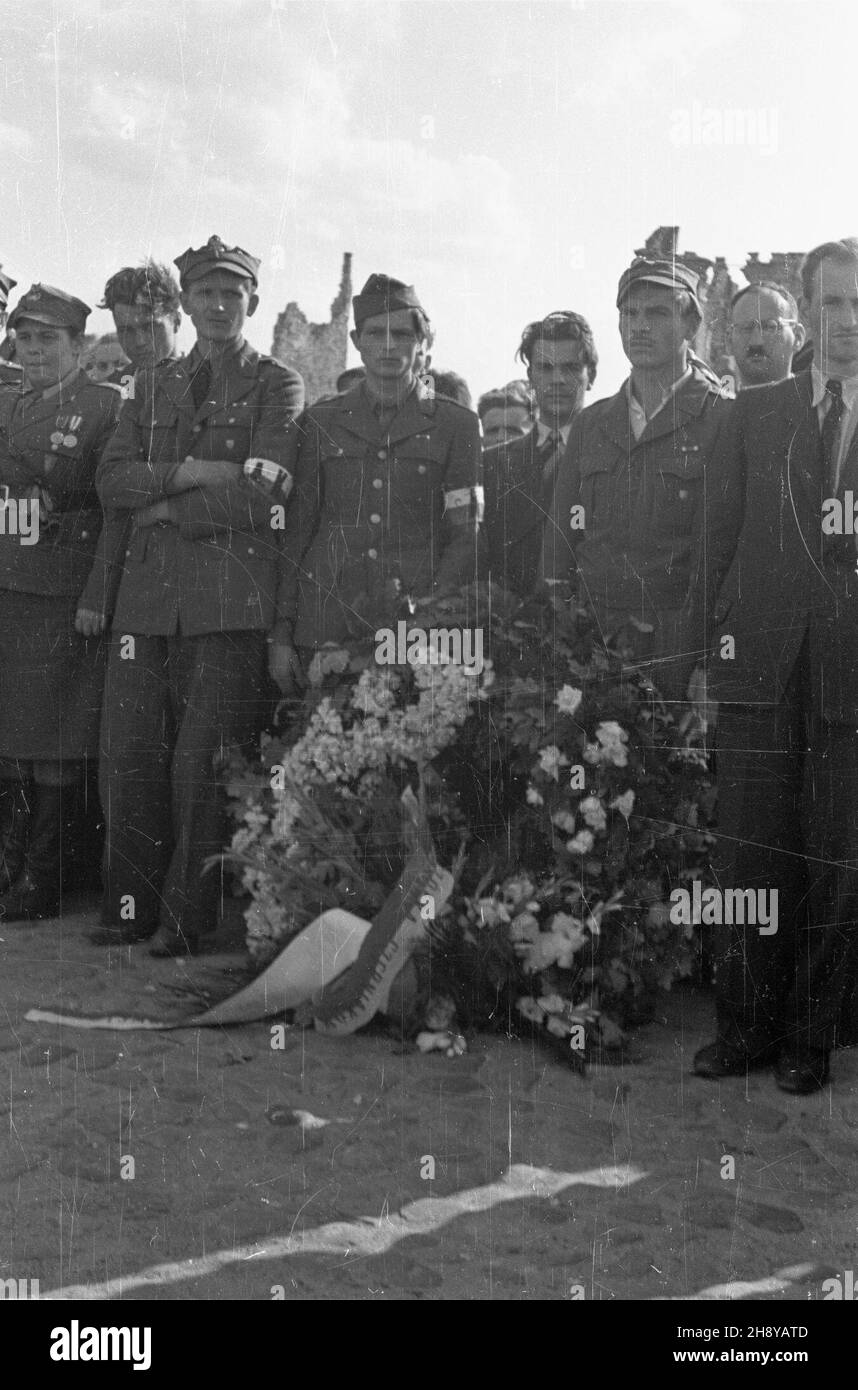 Varsovie, 1946-08-01.Ods³oniêcie tabricy pami¹tkowej na Wybrze¿u Czerniakowskim ku czci poleg³ych powstañców Armii Krajowej i Armii Ludowej oraz ¿o³nierzy i Armii Wojska Polskiego, którzy we wrzeœniu 1944 przeprawiali siprzez Wis³ê na powówówówska Wörstoku/ps JERW/WARWARWARWARKVarsovie, le 1er août 1946.Le dévoilement de la plaque commémorative sur Wybrzeze Czerniakowskie en l'honneur des insurgés follen de l'Armée d'origine (AK), de l'Armée populaire (AL) et des soldats de la première Armée polonaise qui ont foré la Vistule en septembre 1944 pour succéder à l'insurrection de Varsovie. ps/ms PAP/Jerz Banque D'Images