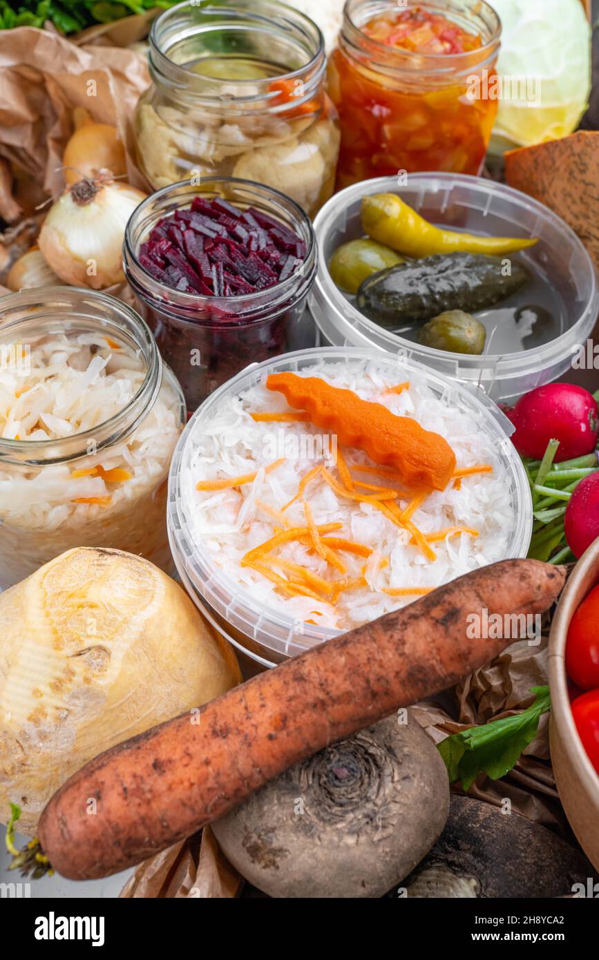 Fermenté maison dans des pots en verre, aliments marinés de la récolte de légumes sains.Concept de superalimentation fermentée et de mise en conserve en hiver.Probiotiques, enzymes, n Banque D'Images