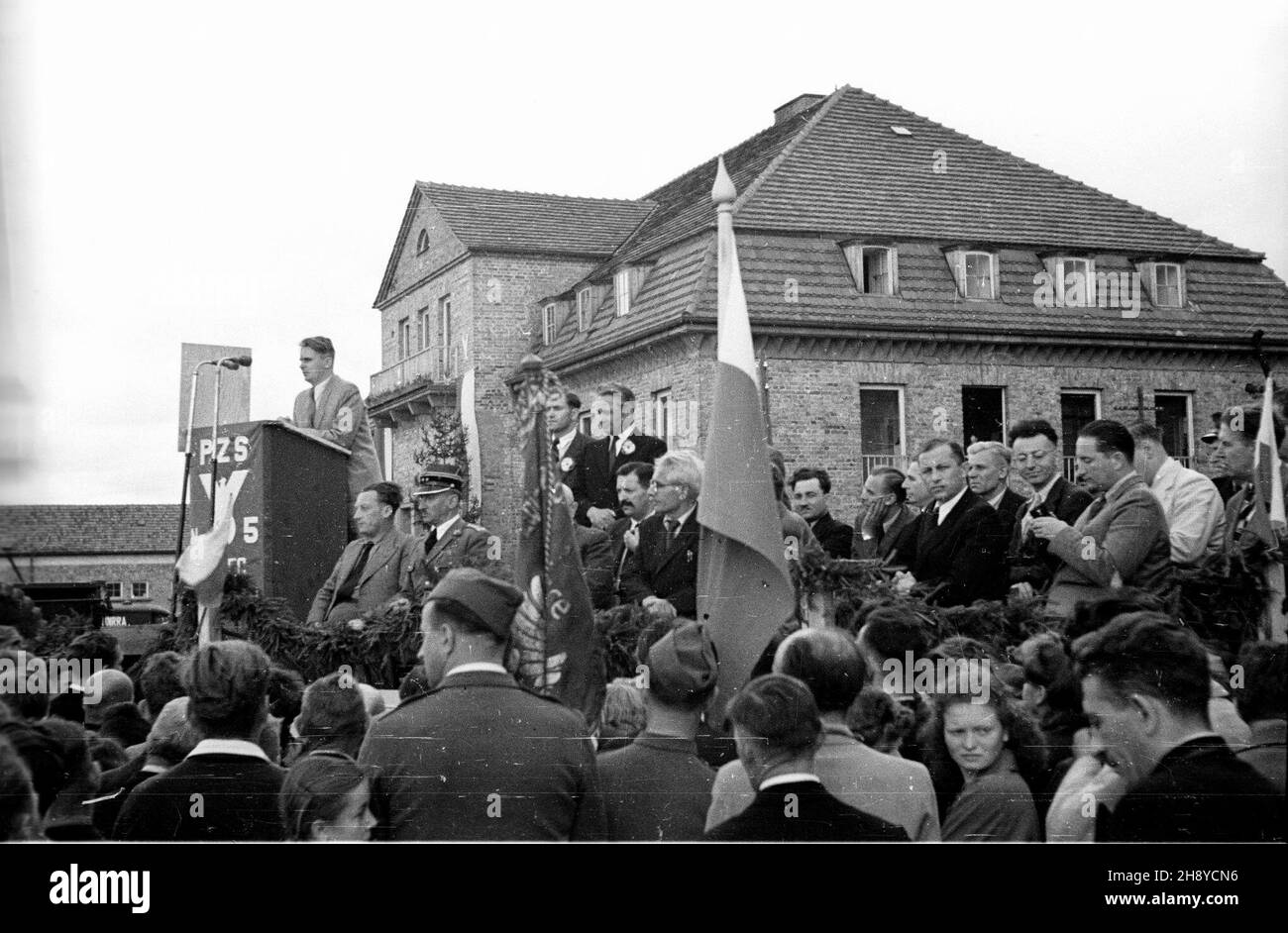 SOLEC Kujawski, 1946.08.02.Otwarcie montowni Pañstwowych Zak³adów Samochodowych n° 5.Przemówienie premiera Edwarda Osóbki-Morawskiego. ps/gr PAP/Kazimierz MadejskiSOLEC Kujawski, 2 août 1946.L'ouverture de l'usine de montage de State automobile Instiutute NR 5.Discours prononcé par le Premier ministre Edward Osobka-Morawski, ps/gr PAP/Kazimierz Madejski Banque D'Images