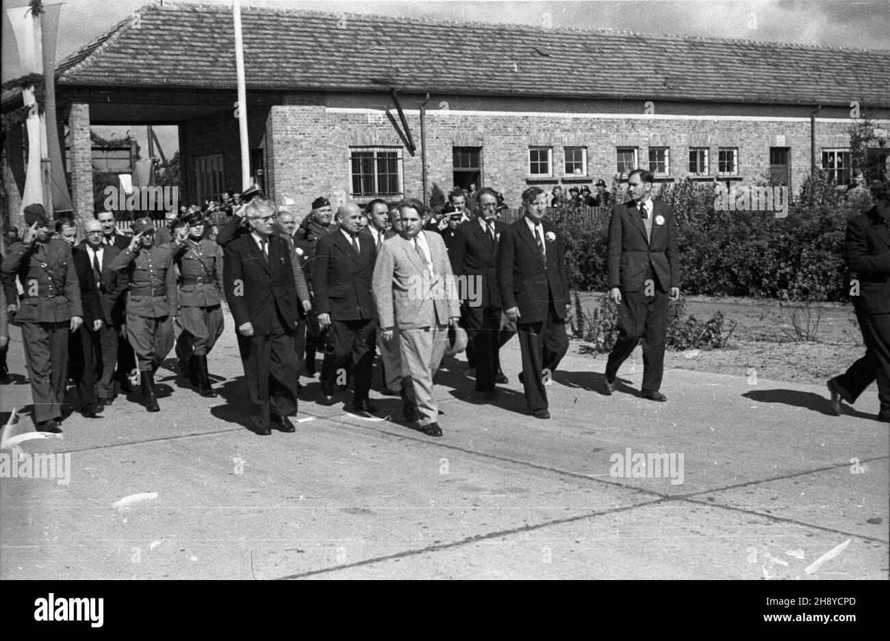 SOLEC Kujawski, 1946.08.02.Otwarcie montowni Pañstwowych Zak³adów Samochodowych n° 5.Na przedzie premier ministre Edward Osóbka-Morawski (W jasnym garniturze). ps/gr PAP/Kazimierz MadejskiSOLEC Kujawski, 2 août 1946.L'ouverture de l'usine de montage de State automobile Instiutute NR 5.Au premier plan, le Premier ministre Edward Osobka-Morawski (en costume léger). ps/gr PAP/Kazimierz Madejski Banque D'Images