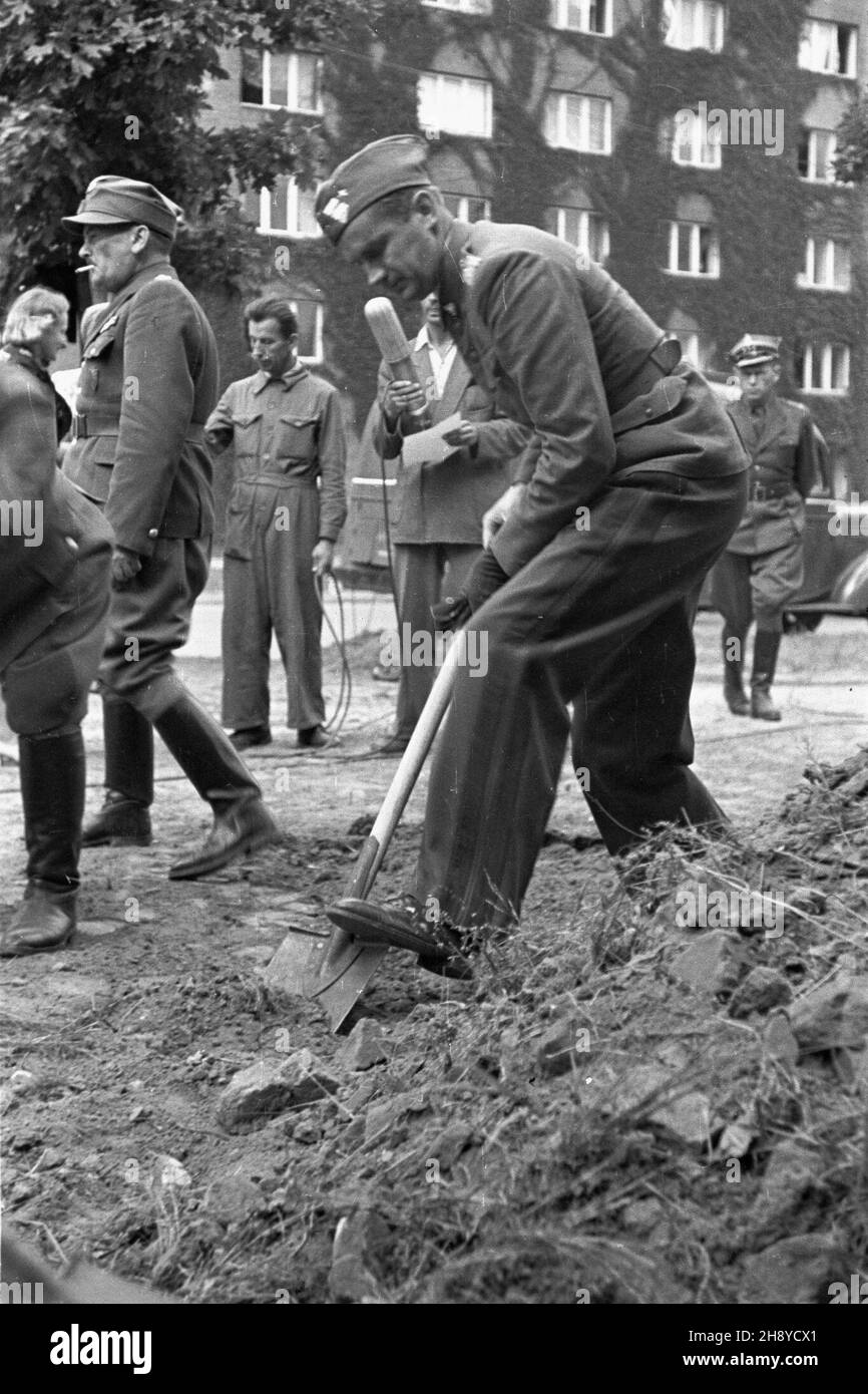 Warszawa, 1946 r.¯o³nierze przy odgruzowywaniu ul.Koszykowej.NZ. m.in. gen. Brygady Piotr Jaroszewicz (na pierwszym planie). ps/gr PAP/Jerzy BaranowskiVarsovie, 1946.Les soldats retirent les décombres de la rue Koszykowa.Photo entre autres : général Piotr Jaroszewicz (premier plan). ps/gr PAP/Jerzy Baranowski Banque D'Images