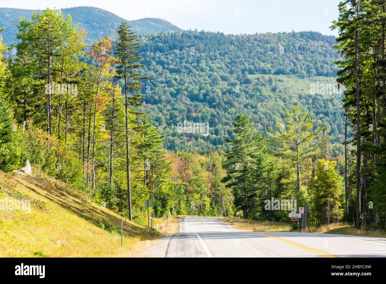 Vue le long de l'autoroute Kancamagus dans la forêt nationale de White Mountain dans le New Hampshire, États-Unis. Banque D'Images