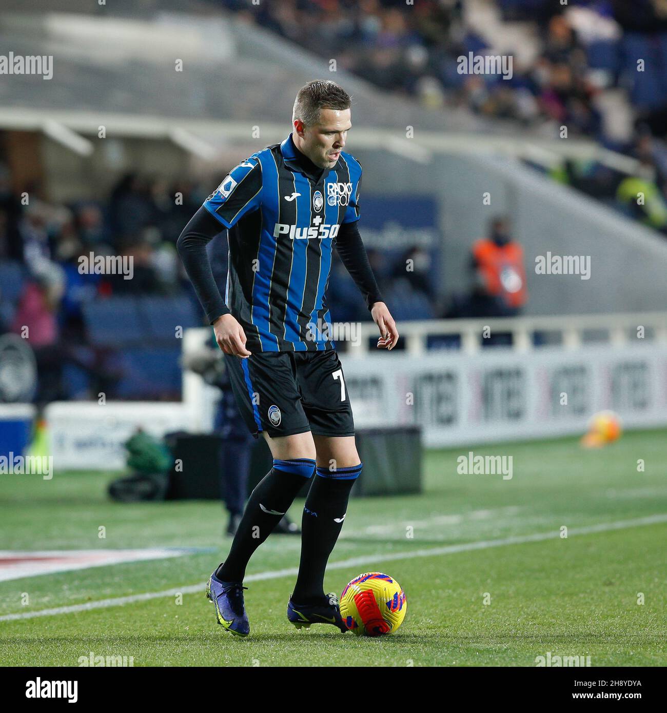 Bergame, Italie.30 novembre 2021.Italie, Bergame, nov 30 2021: Josip Ilicic (Atalanta Striker) dribbles dans la cour avant dans la première moitié pendant le match de football ATALANTA vs VENEZIA, Serie Un 2021-2022 jour15 au stade Gewiss (photo par Fabrizio Andrea Bertani/Pacific Press) Credit: Pacific Press Media production Corp./Alay Live News Banque D'Images