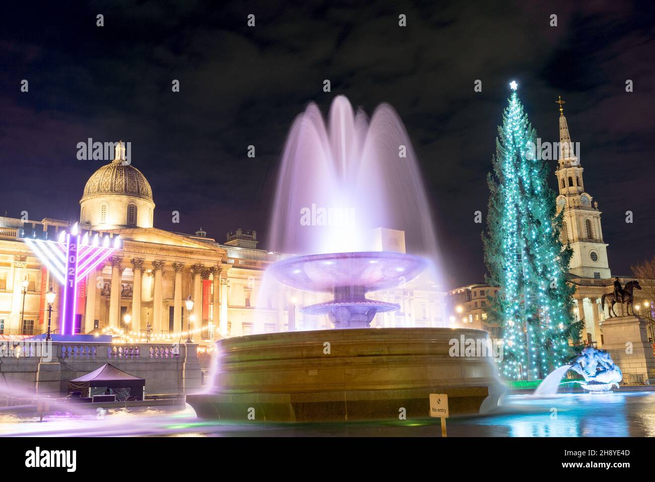Trafalgar Square, Londres, Royaume-Uni, 02 décembre 2021.La place Trafalgar est décorée et célébrée avec une cheminée d'injection de Norvège, un arbre de Noël illuminé de 24 mètres de haut, devant la galerie nationale, à côté des fontaines d'eau et du marché de Noël.Les lumières du sapin de Noël sont allumées lors d'une cérémonie traditionnelle ce soir.Chaque année, un arbre de Noël est un cadeau du peuple de Norvège au peuple de Grande-Bretagne comme un signe de gratitude pour avoir soutenu le pays nordique pendant la Seconde Guerre mondiale depuis 1947.Credit: Xiu Bao/Alamy Live News Banque D'Images