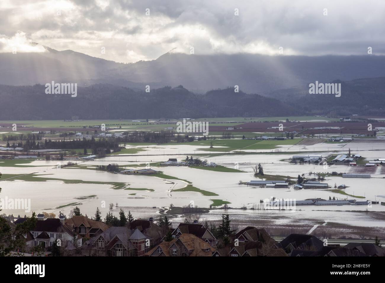 Inondation dévastatrice catastrophe naturelle dans la ville et les terres agricoles après la tempête Banque D'Images