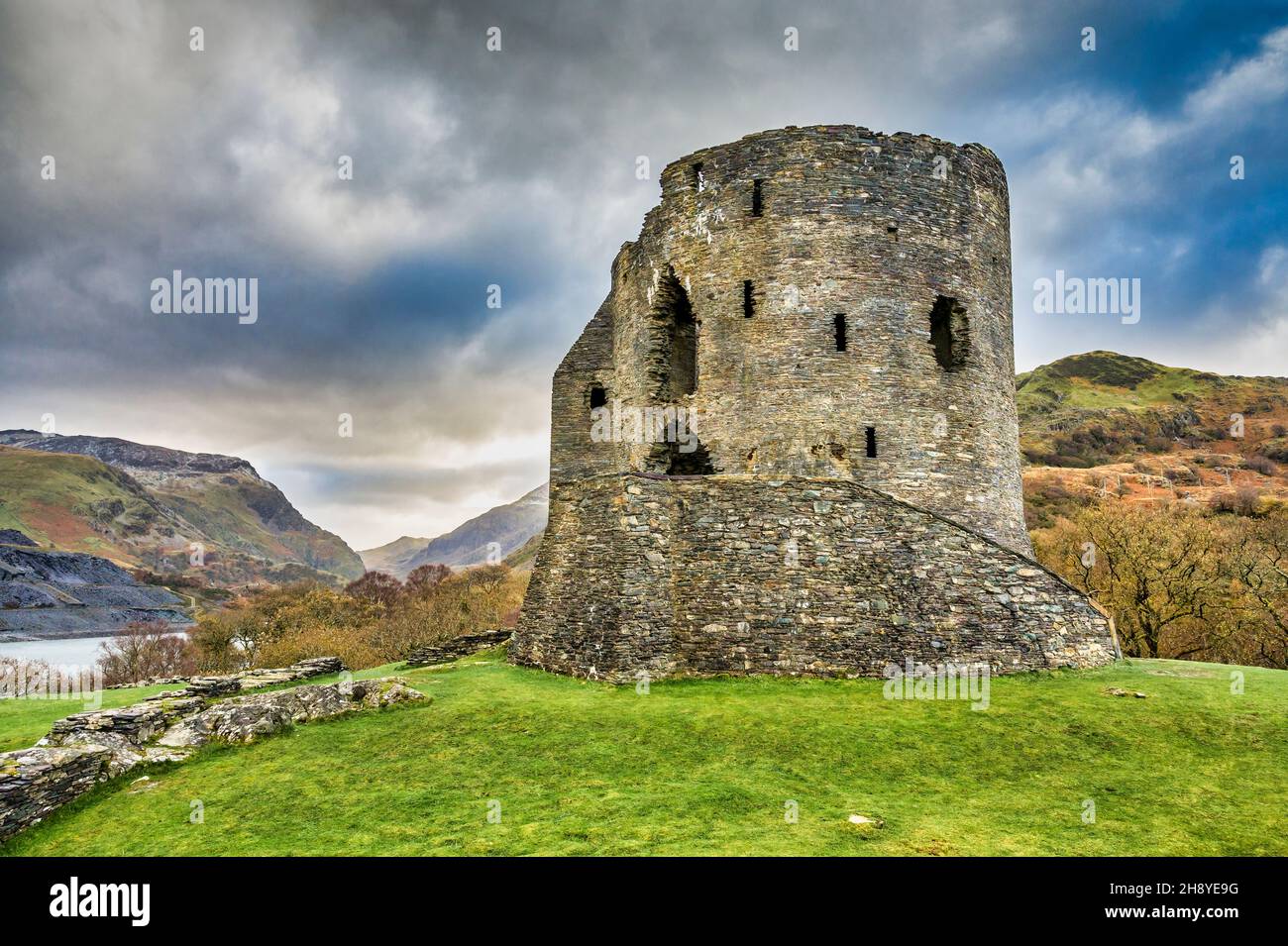 C'est la tour médiévale du 13ème siècle de la forteresse de Dolbadoun château construit par Llewelyn le Grand près du village gallois de Llanberis i Banque D'Images