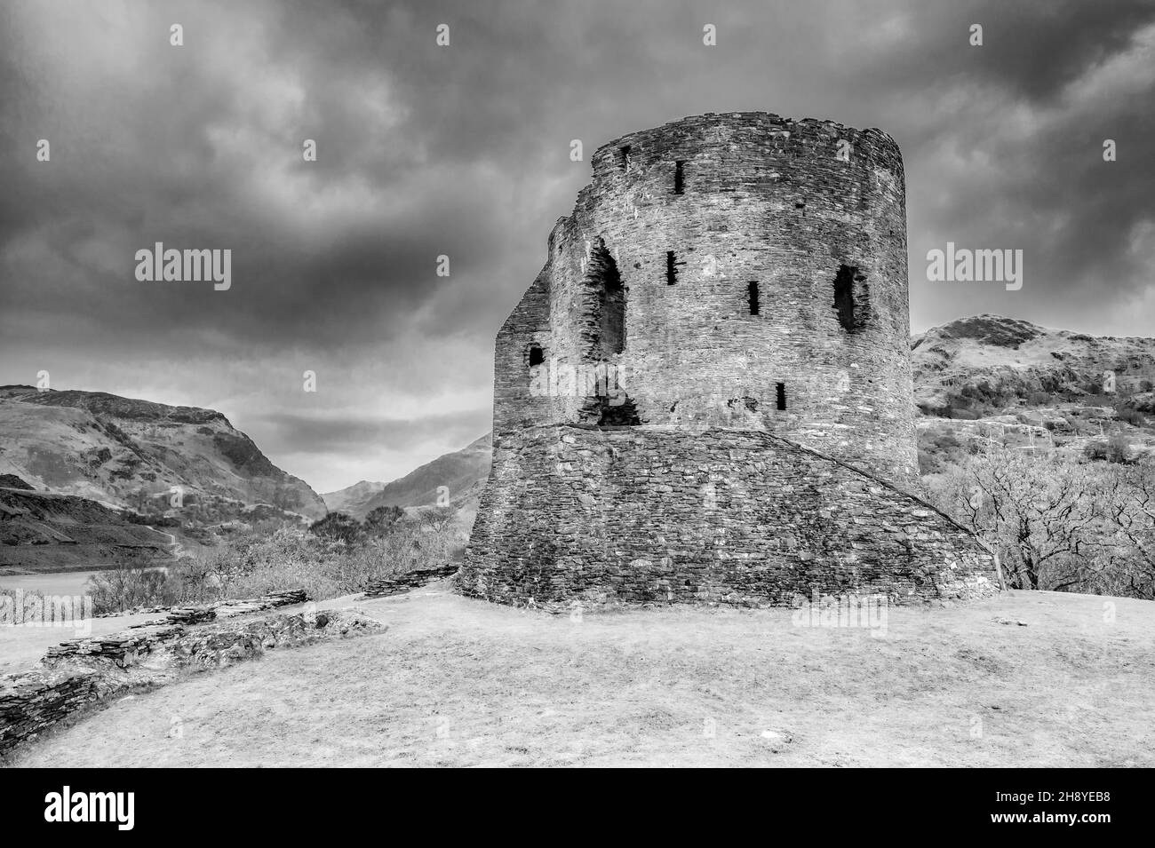 Il s'agit de la forteresse tour ronde médiévale du XIIIe siècle du château de Dolbadoun construit par Llewelyn le Grand près du village gallois de Llanberis Banque D'Images