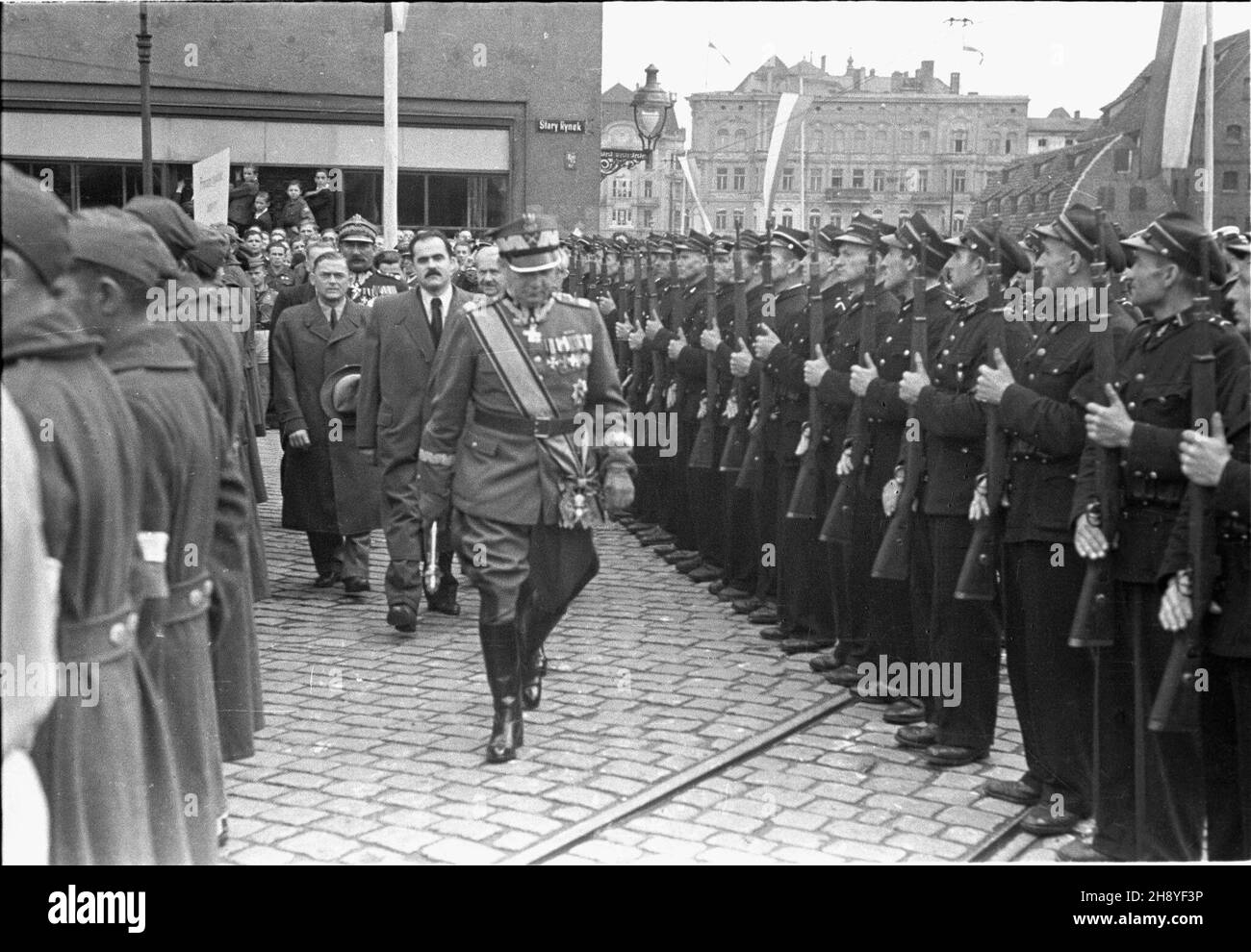 Bydgoszcz, 1946-09-01.W obchodzonym uroczyœcie dniu Œwiêta Lotnickwa Polskiego odbywa³o siê jednoczeœnie zamkniêcie obchodów 600 lecia Bydgoszczy.Zorganizawano m.in.: pokazy podniebne, defiladê wojskow¹ i pochód.NZ.Stary Rynek, marsza³ek Micha³ Rola-¯ymierski przed kompani¹ honorow¹, za nim ministre lasów Stanis³aw Tkaczow. mw PAPBydgoszcz, 1er septembre 1946.Les cérémonies marquant la Journée de l'aviation ont coïncidé avec une cérémonie qui a eu lieu à la fin des célébrations du 600e anniversaire de la ville.Le salon de l'air a attiré quelque 100,00 personnes.Des acrobaties aériennes, un défilé militaire et une marche de civils étaient en place Banque D'Images