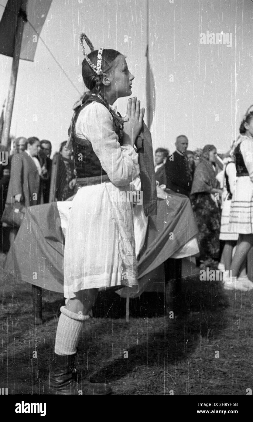 Opole, 1946-09-16.Ogólnopolskie uroczystoœci do¿ynkowe.NZ. Wierni uczestnicz¹ W polowej Mszy Œwiêtej. po/gr PAP/Jerzy BaranowskiOpole, le 16 septembre 1946.Célébrations nationales de la récolte.Photo : les fidèles assistent à la masse sur le terrain. po/gr PAP/Jerzy Baranowski Banque D'Images