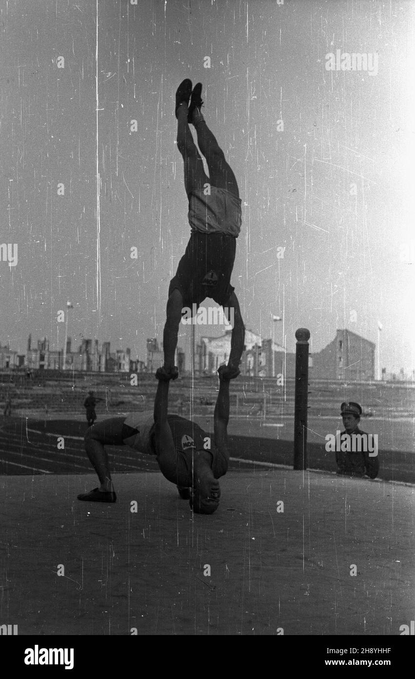 Varsovie, 1946-09-22.Pierwsze Mistrzostwa Wojska Polskiego na stadionie Wojskowego Klubu Sportowego Legia W dniach 22-27 wrzeœnia 1946 r.W zawodach wziê³o udzia³ 2800 ¿o³nierzy, podoficerów i oficerów.NZ. Konkurencja gimnastyczna, æwiczenia wolne. Comme PAP/Stanis³aw D¹browieckiVarsovie, le 24 septembre 1946.Les 1ers championnats de l'armée polonaise se sont tenus au stade du Legia Sports Club du 22 au 27 septembre 1946.2,800 soldats, officiers non commandés et officiers ont pris part au concours.Photo : un événement de gymnastique, comme PAP/Stanislaw Dabrowiecki Banque D'Images