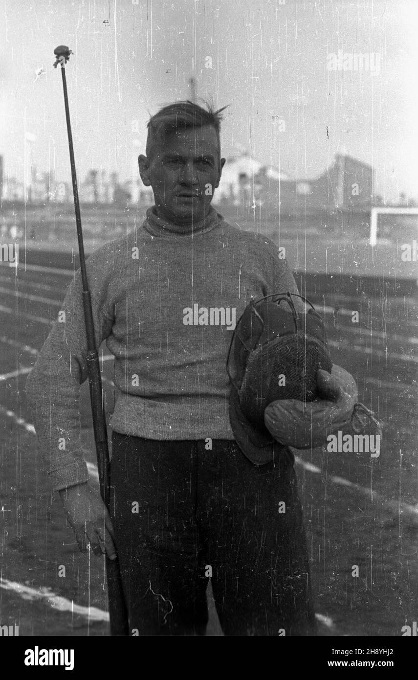 Varsovie, 1946-09-22.Pierwsze Mistrzostwa Wojska Polskiego na stadionie Wojskowego Klubu Sportowego Legia W dniach 22-27 wrzeœnia 1946 r.W zawodach wziê³o udzia³ 2800 ¿o³nierzy, podoficerów i oficerów.NZ. Jeden z szermierzy. Comme PAP/Stanis³aw D¹browieckiVarsovie, le 24 septembre 1946.Les 1ers championnats de l'armée polonaise se sont tenus au stade du Legia Sports Club du 22 au 27 septembre 1946.2,800 soldats, officiers non commandés et officiers ont pris part au concours.Photo: Un tireur. Comme PAP/Stanislaw Dabrowiecki Banque D'Images